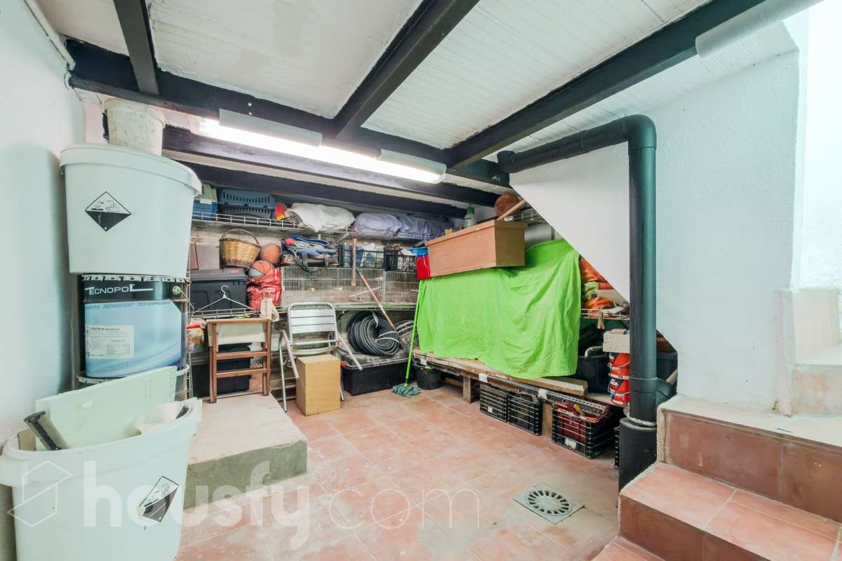 Housfy vende 🏡 casa luminosa ubicada en Badalona, la cuál consta de 209m2 útiles (verificados con la Dirección General de Catastro). Construida en el año: 2006. Distribución de estancias -Salón-comedor -4 Dormitorios -3 Baños -Cocina equipada Características específicas -Aire acondicionado -Calefacción -Balcón -Terraza Zona y entorno Respecto a la ubicación, se sitúa en Badalona municipio de Barcelona. Esta propiedad se encuentra cerca de transporte público, colegios, supermercados y farmacias. Aviso legal El precio de venta no incluye gastos de la compraventa como notaría, registro, impuestos, ni tampoco honorarios agencia. Esta publicación no es vinculante. Consulta siempre la nota simple con Housfy antes de formalizar la compraventa. Sobre nosotros Housfy es la plataforma integral de servicios inmobiliarios. Nuestra combinación de expertos y tecnología pone al alcance de todo el mundo servicios cómodos, claros y seguros. AICAT número: 7922. Nos encargamos de la gestión y asesoramiento de la compra. ¡Olvídate de todo! Hacemos los trámites por ti. Y, si además necesitas financiación, ponemos a tu disposición un bróker hipotecario para ayudarte a conseguir las mejores condiciones para tu perfil económico. ¿Quieres visitarla? Contacta con Housfy y agenda tu visita sin compromiso. Más información en: housfy.com En cumplimiento de la Ley 8/2026 en Cataluña, el certificado de presencia o ausencia de amianto se encuentra en proceso de tramitación.-63