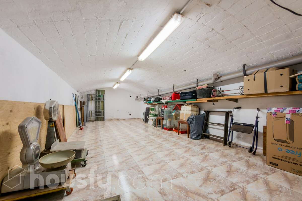 Housfy vende 🏡 casa luminosa ubicada en Badalona, la cuál consta de 209m2 útiles (verificados con la Dirección General de Catastro). Construida en el año: 2006. Distribución de estancias -Salón-comedor -4 Dormitorios -3 Baños -Cocina equipada Características específicas -Aire acondicionado -Calefacción -Balcón -Terraza Zona y entorno Respecto a la ubicación, se sitúa en Badalona municipio de Barcelona. Esta propiedad se encuentra cerca de transporte público, colegios, supermercados y farmacias. Aviso legal El precio de venta no incluye gastos de la compraventa como notaría, registro, impuestos, ni tampoco honorarios agencia. Esta publicación no es vinculante. Consulta siempre la nota simple con Housfy antes de formalizar la compraventa. Sobre nosotros Housfy es la plataforma integral de servicios inmobiliarios. Nuestra combinación de expertos y tecnología pone al alcance de todo el mundo servicios cómodos, claros y seguros. AICAT número: 7922. Nos encargamos de la gestión y asesoramiento de la compra. ¡Olvídate de todo! Hacemos los trámites por ti. Y, si además necesitas financiación, ponemos a tu disposición un bróker hipotecario para ayudarte a conseguir las mejores condiciones para tu perfil económico. ¿Quieres visitarla? Contacta con Housfy y agenda tu visita sin compromiso. Más información en: housfy.com En cumplimiento de la Ley 8/2026 en Cataluña, el certificado de presencia o ausencia de amianto se encuentra en proceso de tramitación.-58