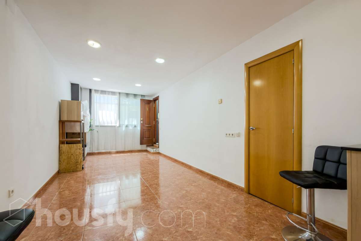 Housfy vende 🏡 casa luminosa ubicada en Badalona, la cuál consta de 209m2 útiles (verificados con la Dirección General de Catastro). Construida en el año: 2006. Distribución de estancias -Salón-comedor -4 Dormitorios -3 Baños -Cocina equipada Características específicas -Aire acondicionado -Calefacción -Balcón -Terraza Zona y entorno Respecto a la ubicación, se sitúa en Badalona municipio de Barcelona. Esta propiedad se encuentra cerca de transporte público, colegios, supermercados y farmacias. Aviso legal El precio de venta no incluye gastos de la compraventa como notaría, registro, impuestos, ni tampoco honorarios agencia. Esta publicación no es vinculante. Consulta siempre la nota simple con Housfy antes de formalizar la compraventa. Sobre nosotros Housfy es la plataforma integral de servicios inmobiliarios. Nuestra combinación de expertos y tecnología pone al alcance de todo el mundo servicios cómodos, claros y seguros. AICAT número: 7922. Nos encargamos de la gestión y asesoramiento de la compra. ¡Olvídate de todo! Hacemos los trámites por ti. Y, si además necesitas financiación, ponemos a tu disposición un bróker hipotecario para ayudarte a conseguir las mejores condiciones para tu perfil económico. ¿Quieres visitarla? Contacta con Housfy y agenda tu visita sin compromiso. Más información en: housfy.com En cumplimiento de la Ley 8/2026 en Cataluña, el certificado de presencia o ausencia de amianto se encuentra en proceso de tramitación.-21