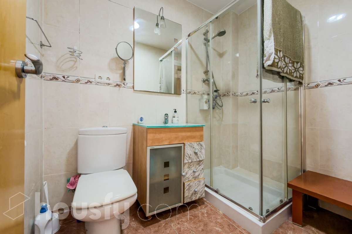 Housfy vende 🏡 casa luminosa ubicada en Badalona, la cuál consta de 209m2 útiles (verificados con la Dirección General de Catastro). Construida en el año: 2006. Distribución de estancias -Salón-comedor -4 Dormitorios -3 Baños -Cocina equipada Características específicas -Aire acondicionado -Calefacción -Balcón -Terraza Zona y entorno Respecto a la ubicación, se sitúa en Badalona municipio de Barcelona. Esta propiedad se encuentra cerca de transporte público, colegios, supermercados y farmacias. Aviso legal El precio de venta no incluye gastos de la compraventa como notaría, registro, impuestos, ni tampoco honorarios agencia. Esta publicación no es vinculante. Consulta siempre la nota simple con Housfy antes de formalizar la compraventa. Sobre nosotros Housfy es la plataforma integral de servicios inmobiliarios. Nuestra combinación de expertos y tecnología pone al alcance de todo el mundo servicios cómodos, claros y seguros. AICAT número: 7922. Nos encargamos de la gestión y asesoramiento de la compra. ¡Olvídate de todo! Hacemos los trámites por ti. Y, si además necesitas financiación, ponemos a tu disposición un bróker hipotecario para ayudarte a conseguir las mejores condiciones para tu perfil económico. ¿Quieres visitarla? Contacta con Housfy y agenda tu visita sin compromiso. Más información en: housfy.com En cumplimiento de la Ley 8/2026 en Cataluña, el certificado de presencia o ausencia de amianto se encuentra en proceso de tramitación.-40