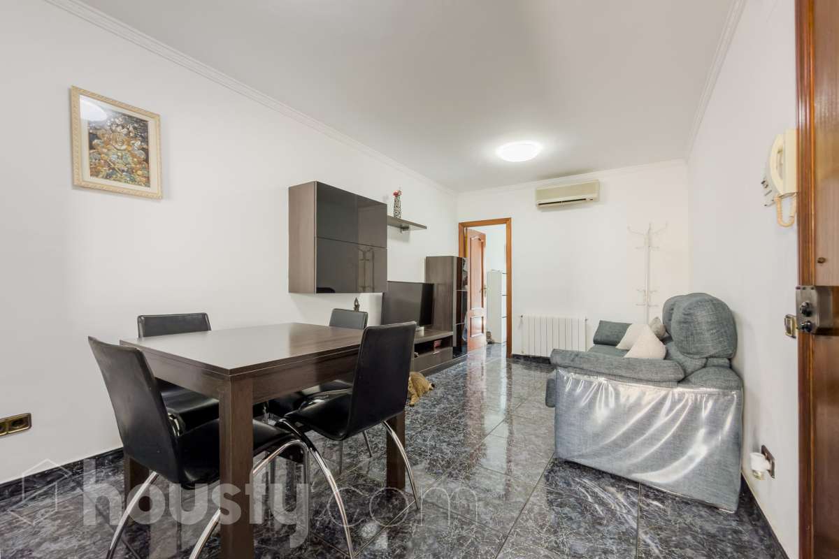 Housfy vende 🏡 casa luminosa ubicada en Badalona, la cuál consta de 209m2 útiles (verificados con la Dirección General de Catastro). Construida en el año: 2006. Distribución de estancias -Salón-comedor -4 Dormitorios -3 Baños -Cocina equipada Características específicas -Aire acondicionado -Calefacción -Balcón -Terraza Zona y entorno Respecto a la ubicación, se sitúa en Badalona municipio de Barcelona. Esta propiedad se encuentra cerca de transporte público, colegios, supermercados y farmacias. Aviso legal El precio de venta no incluye gastos de la compraventa como notaría, registro, impuestos, ni tampoco honorarios agencia. Esta publicación no es vinculante. Consulta siempre la nota simple con Housfy antes de formalizar la compraventa. Sobre nosotros Housfy es la plataforma integral de servicios inmobiliarios. Nuestra combinación de expertos y tecnología pone al alcance de todo el mundo servicios cómodos, claros y seguros. AICAT número: 7922. Nos encargamos de la gestión y asesoramiento de la compra. ¡Olvídate de todo! Hacemos los trámites por ti. Y, si además necesitas financiación, ponemos a tu disposición un bróker hipotecario para ayudarte a conseguir las mejores condiciones para tu perfil económico. ¿Quieres visitarla? Contacta con Housfy y agenda tu visita sin compromiso. Más información en: housfy.com En cumplimiento de la Ley 8/2026 en Cataluña, el certificado de presencia o ausencia de amianto se encuentra en proceso de tramitación.-10