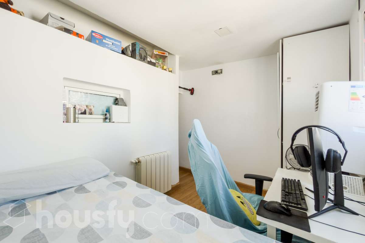 Housfy vende 🏡 casa luminosa ubicada en Badalona, la cuál consta de 209m2 útiles (verificados con la Dirección General de Catastro). Construida en el año: 2006. Distribución de estancias -Salón-comedor -4 Dormitorios -3 Baños -Cocina equipada Características específicas -Aire acondicionado -Calefacción -Balcón -Terraza Zona y entorno Respecto a la ubicación, se sitúa en Badalona municipio de Barcelona. Esta propiedad se encuentra cerca de transporte público, colegios, supermercados y farmacias. Aviso legal El precio de venta no incluye gastos de la compraventa como notaría, registro, impuestos, ni tampoco honorarios agencia. Esta publicación no es vinculante. Consulta siempre la nota simple con Housfy antes de formalizar la compraventa. Sobre nosotros Housfy es la plataforma integral de servicios inmobiliarios. Nuestra combinación de expertos y tecnología pone al alcance de todo el mundo servicios cómodos, claros y seguros. AICAT número: 7922. Nos encargamos de la gestión y asesoramiento de la compra. ¡Olvídate de todo! Hacemos los trámites por ti. Y, si además necesitas financiación, ponemos a tu disposición un bróker hipotecario para ayudarte a conseguir las mejores condiciones para tu perfil económico. ¿Quieres visitarla? Contacta con Housfy y agenda tu visita sin compromiso. Más información en: housfy.com En cumplimiento de la Ley 8/2026 en Cataluña, el certificado de presencia o ausencia de amianto se encuentra en proceso de tramitación.-20