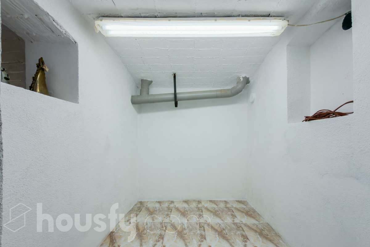 Housfy vende 🏡 casa luminosa ubicada en Badalona, la cuál consta de 209m2 útiles (verificados con la Dirección General de Catastro). Construida en el año: 2006. Distribución de estancias -Salón-comedor -4 Dormitorios -3 Baños -Cocina equipada Características específicas -Aire acondicionado -Calefacción -Balcón -Terraza Zona y entorno Respecto a la ubicación, se sitúa en Badalona municipio de Barcelona. Esta propiedad se encuentra cerca de transporte público, colegios, supermercados y farmacias. Aviso legal El precio de venta no incluye gastos de la compraventa como notaría, registro, impuestos, ni tampoco honorarios agencia. Esta publicación no es vinculante. Consulta siempre la nota simple con Housfy antes de formalizar la compraventa. Sobre nosotros Housfy es la plataforma integral de servicios inmobiliarios. Nuestra combinación de expertos y tecnología pone al alcance de todo el mundo servicios cómodos, claros y seguros. AICAT número: 7922. Nos encargamos de la gestión y asesoramiento de la compra. ¡Olvídate de todo! Hacemos los trámites por ti. Y, si además necesitas financiación, ponemos a tu disposición un bróker hipotecario para ayudarte a conseguir las mejores condiciones para tu perfil económico. ¿Quieres visitarla? Contacta con Housfy y agenda tu visita sin compromiso. Más información en: housfy.com En cumplimiento de la Ley 8/2026 en Cataluña, el certificado de presencia o ausencia de amianto se encuentra en proceso de tramitación.-61