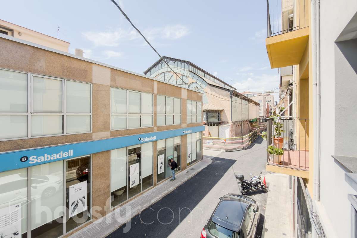 Housfy vende 🏡 casa luminosa ubicada en Badalona, la cuál consta de 209m2 útiles (verificados con la Dirección General de Catastro). Construida en el año: 2006. Distribución de estancias -Salón-comedor -4 Dormitorios -3 Baños -Cocina equipada Características específicas -Aire acondicionado -Calefacción -Balcón -Terraza Zona y entorno Respecto a la ubicación, se sitúa en Badalona municipio de Barcelona. Esta propiedad se encuentra cerca de transporte público, colegios, supermercados y farmacias. Aviso legal El precio de venta no incluye gastos de la compraventa como notaría, registro, impuestos, ni tampoco honorarios agencia. Esta publicación no es vinculante. Consulta siempre la nota simple con Housfy antes de formalizar la compraventa. Sobre nosotros Housfy es la plataforma integral de servicios inmobiliarios. Nuestra combinación de expertos y tecnología pone al alcance de todo el mundo servicios cómodos, claros y seguros. AICAT número: 7922. Nos encargamos de la gestión y asesoramiento de la compra. ¡Olvídate de todo! Hacemos los trámites por ti. Y, si además necesitas financiación, ponemos a tu disposición un bróker hipotecario para ayudarte a conseguir las mejores condiciones para tu perfil económico. ¿Quieres visitarla? Contacta con Housfy y agenda tu visita sin compromiso. Más información en: housfy.com En cumplimiento de la Ley 8/2026 en Cataluña, el certificado de presencia o ausencia de amianto se encuentra en proceso de tramitación.-66