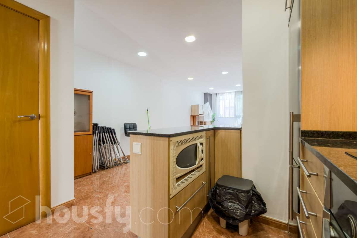 Housfy vende 🏡 casa luminosa ubicada en Badalona, la cuál consta de 209m2 útiles (verificados con la Dirección General de Catastro). Construida en el año: 2006. Distribución de estancias -Salón-comedor -4 Dormitorios -3 Baños -Cocina equipada Características específicas -Aire acondicionado -Calefacción -Balcón -Terraza Zona y entorno Respecto a la ubicación, se sitúa en Badalona municipio de Barcelona. Esta propiedad se encuentra cerca de transporte público, colegios, supermercados y farmacias. Aviso legal El precio de venta no incluye gastos de la compraventa como notaría, registro, impuestos, ni tampoco honorarios agencia. Esta publicación no es vinculante. Consulta siempre la nota simple con Housfy antes de formalizar la compraventa. Sobre nosotros Housfy es la plataforma integral de servicios inmobiliarios. Nuestra combinación de expertos y tecnología pone al alcance de todo el mundo servicios cómodos, claros y seguros. AICAT número: 7922. Nos encargamos de la gestión y asesoramiento de la compra. ¡Olvídate de todo! Hacemos los trámites por ti. Y, si además necesitas financiación, ponemos a tu disposición un bróker hipotecario para ayudarte a conseguir las mejores condiciones para tu perfil económico. ¿Quieres visitarla? Contacta con Housfy y agenda tu visita sin compromiso. Más información en: housfy.com En cumplimiento de la Ley 8/2026 en Cataluña, el certificado de presencia o ausencia de amianto se encuentra en proceso de tramitación.-32