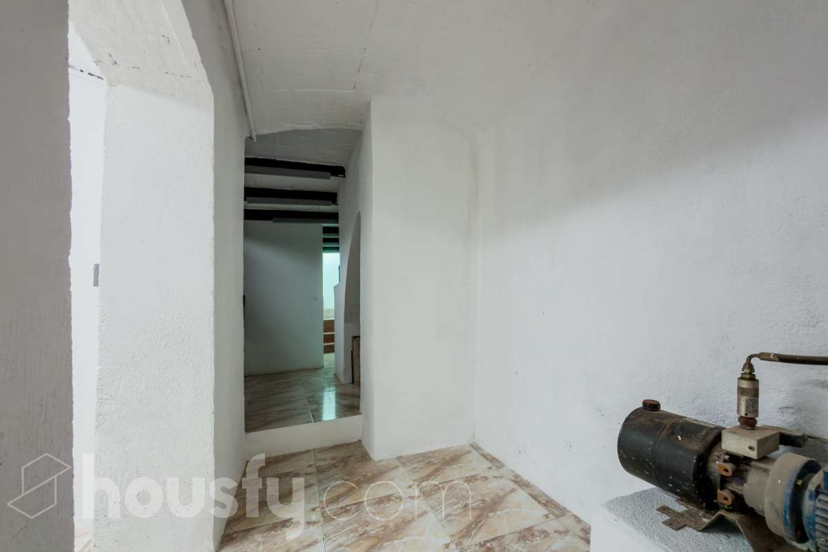 Housfy vende 🏡 casa luminosa ubicada en Badalona, la cuál consta de 209m2 útiles (verificados con la Dirección General de Catastro). Construida en el año: 2006. Distribución de estancias -Salón-comedor -4 Dormitorios -3 Baños -Cocina equipada Características específicas -Aire acondicionado -Calefacción -Balcón -Terraza Zona y entorno Respecto a la ubicación, se sitúa en Badalona municipio de Barcelona. Esta propiedad se encuentra cerca de transporte público, colegios, supermercados y farmacias. Aviso legal El precio de venta no incluye gastos de la compraventa como notaría, registro, impuestos, ni tampoco honorarios agencia. Esta publicación no es vinculante. Consulta siempre la nota simple con Housfy antes de formalizar la compraventa. Sobre nosotros Housfy es la plataforma integral de servicios inmobiliarios. Nuestra combinación de expertos y tecnología pone al alcance de todo el mundo servicios cómodos, claros y seguros. AICAT número: 7922. Nos encargamos de la gestión y asesoramiento de la compra. ¡Olvídate de todo! Hacemos los trámites por ti. Y, si además necesitas financiación, ponemos a tu disposición un bróker hipotecario para ayudarte a conseguir las mejores condiciones para tu perfil económico. ¿Quieres visitarla? Contacta con Housfy y agenda tu visita sin compromiso. Más información en: housfy.com En cumplimiento de la Ley 8/2026 en Cataluña, el certificado de presencia o ausencia de amianto se encuentra en proceso de tramitación.-60