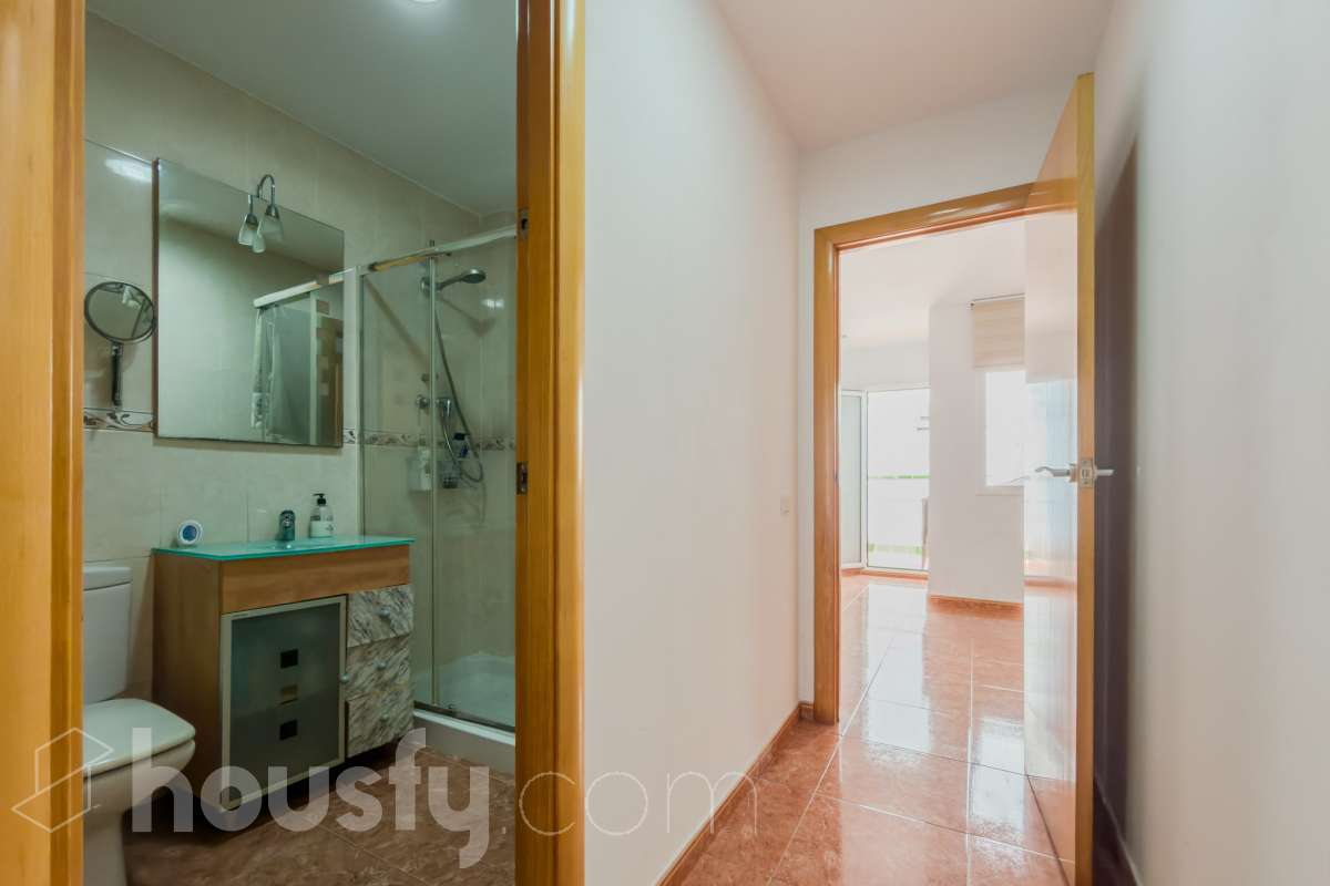 Housfy vende 🏡 casa luminosa ubicada en Badalona, la cuál consta de 209m2 útiles (verificados con la Dirección General de Catastro). Construida en el año: 2006. Distribución de estancias -Salón-comedor -4 Dormitorios -3 Baños -Cocina equipada Características específicas -Aire acondicionado -Calefacción -Balcón -Terraza Zona y entorno Respecto a la ubicación, se sitúa en Badalona municipio de Barcelona. Esta propiedad se encuentra cerca de transporte público, colegios, supermercados y farmacias. Aviso legal El precio de venta no incluye gastos de la compraventa como notaría, registro, impuestos, ni tampoco honorarios agencia. Esta publicación no es vinculante. Consulta siempre la nota simple con Housfy antes de formalizar la compraventa. Sobre nosotros Housfy es la plataforma integral de servicios inmobiliarios. Nuestra combinación de expertos y tecnología pone al alcance de todo el mundo servicios cómodos, claros y seguros. AICAT número: 7922. Nos encargamos de la gestión y asesoramiento de la compra. ¡Olvídate de todo! Hacemos los trámites por ti. Y, si además necesitas financiación, ponemos a tu disposición un bróker hipotecario para ayudarte a conseguir las mejores condiciones para tu perfil económico. ¿Quieres visitarla? Contacta con Housfy y agenda tu visita sin compromiso. Más información en: housfy.com En cumplimiento de la Ley 8/2026 en Cataluña, el certificado de presencia o ausencia de amianto se encuentra en proceso de tramitación.-54