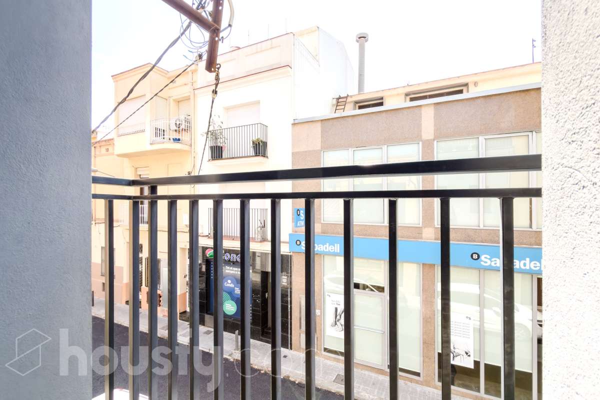 Housfy vende 🏡 casa luminosa ubicada en Badalona, la cuál consta de 209m2 útiles (verificados con la Dirección General de Catastro). Construida en el año: 2006. Distribución de estancias -Salón-comedor -4 Dormitorios -3 Baños -Cocina equipada Características específicas -Aire acondicionado -Calefacción -Balcón -Terraza Zona y entorno Respecto a la ubicación, se sitúa en Badalona municipio de Barcelona. Esta propiedad se encuentra cerca de transporte público, colegios, supermercados y farmacias. Aviso legal El precio de venta no incluye gastos de la compraventa como notaría, registro, impuestos, ni tampoco honorarios agencia. Esta publicación no es vinculante. Consulta siempre la nota simple con Housfy antes de formalizar la compraventa. Sobre nosotros Housfy es la plataforma integral de servicios inmobiliarios. Nuestra combinación de expertos y tecnología pone al alcance de todo el mundo servicios cómodos, claros y seguros. AICAT número: 7922. Nos encargamos de la gestión y asesoramiento de la compra. ¡Olvídate de todo! Hacemos los trámites por ti. Y, si además necesitas financiación, ponemos a tu disposición un bróker hipotecario para ayudarte a conseguir las mejores condiciones para tu perfil económico. ¿Quieres visitarla? Contacta con Housfy y agenda tu visita sin compromiso. Más información en: housfy.com En cumplimiento de la Ley 8/2026 en Cataluña, el certificado de presencia o ausencia de amianto se encuentra en proceso de tramitación.-50