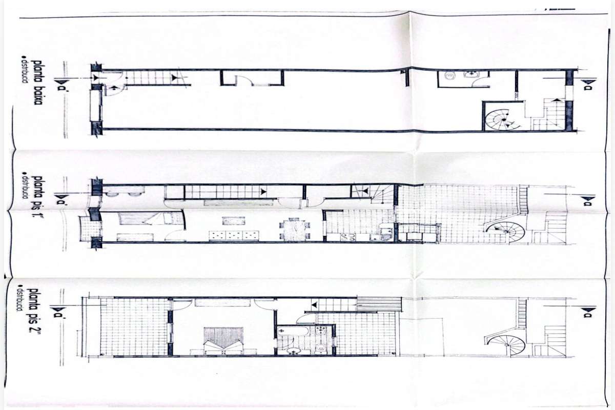 Housfy vende 🏡 casa luminosa ubicada en Badalona, la cuál consta de 209m2 útiles (verificados con la Dirección General de Catastro). Construida en el año: 2006. Distribución de estancias -Salón-comedor -4 Dormitorios -3 Baños -Cocina equipada Características específicas -Aire acondicionado -Calefacción -Balcón -Terraza Zona y entorno Respecto a la ubicación, se sitúa en Badalona municipio de Barcelona. Esta propiedad se encuentra cerca de transporte público, colegios, supermercados y farmacias. Aviso legal El precio de venta no incluye gastos de la compraventa como notaría, registro, impuestos, ni tampoco honorarios agencia. Esta publicación no es vinculante. Consulta siempre la nota simple con Housfy antes de formalizar la compraventa. Sobre nosotros Housfy es la plataforma integral de servicios inmobiliarios. Nuestra combinación de expertos y tecnología pone al alcance de todo el mundo servicios cómodos, claros y seguros. AICAT número: 7922. Nos encargamos de la gestión y asesoramiento de la compra. ¡Olvídate de todo! Hacemos los trámites por ti. Y, si además necesitas financiación, ponemos a tu disposición un bróker hipotecario para ayudarte a conseguir las mejores condiciones para tu perfil económico. ¿Quieres visitarla? Contacta con Housfy y agenda tu visita sin compromiso. Más información en: housfy.com En cumplimiento de la Ley 8/2026 en Cataluña, el certificado de presencia o ausencia de amianto se encuentra en proceso de tramitación.-67