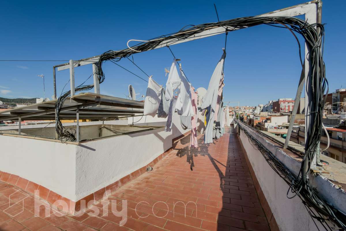 Housfy vende 🏡 luminoso piso ubicado en Santa Coloma de Gramenet, el cuál consta de 60m2 útiles (verificados con la Dirección General de Catastro). Construido en el año: 1965. VIVIENDA ACTUALMENTE ALQUILADA, PRODUCTO PARA INVERTIR Distribución de estancias -Salón-comedor -4 Dormitorios -1 Baño -Cocina equipada Características específicas -Aire acondicionado Zona y entorno Respecto a la ubicación, se sitúa en Santa Coloma de Gramenet, municipio de Barcelona. Esta propiedad se encuentra cerca de transporte público, colegios, supermercados y farmacias. Aviso legal El precio de venta no incluye gastos de la compraventa como notaría, registro, impuestos, ni tampoco honorarios agencia. Esta publicación no es vinculante. Consulta siempre la nota simple con Housfy antes de formalizar la compraventa. Sobre nosotros Housfy es la plataforma integral de servicios inmobiliarios. Nuestra combinación de expertos y tecnología pone al alcance de todo el mundo servicios cómodos, claros y seguros. AICAT número: 7922. Nos encargamos de la gestión y asesoramiento de la compra. ¡Olvídate de todo! Hacemos los trámites por ti. Y, si además necesitas financiación, ponemos a tu disposición un bróker hipotecario para ayudarte a conseguir las mejores condiciones para tu perfil económico. ¿Quieres visitarla? Contacta con Housfy y agenda tu visita sin compromiso. Más información en: housfy.com En cumplimiento de la Ley 8/2026 en Cataluña, el certificado de presencia o ausencia de amianto se encuentra en proceso de tramitación.-16