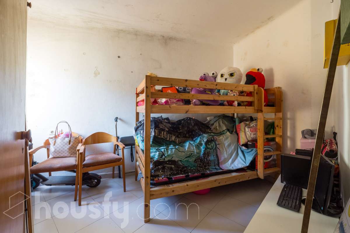 Housfy vende 🏡 luminoso piso ubicado en Santa Coloma de Gramenet, el cuál consta de 60m2 útiles (verificados con la Dirección General de Catastro). Construido en el año: 1965. VIVIENDA ACTUALMENTE ALQUILADA, PRODUCTO PARA INVERTIR Distribución de estancias -Salón-comedor -4 Dormitorios -1 Baño -Cocina equipada Características específicas -Aire acondicionado Zona y entorno Respecto a la ubicación, se sitúa en Santa Coloma de Gramenet, municipio de Barcelona. Esta propiedad se encuentra cerca de transporte público, colegios, supermercados y farmacias. Aviso legal El precio de venta no incluye gastos de la compraventa como notaría, registro, impuestos, ni tampoco honorarios agencia. Esta publicación no es vinculante. Consulta siempre la nota simple con Housfy antes de formalizar la compraventa. Sobre nosotros Housfy es la plataforma integral de servicios inmobiliarios. Nuestra combinación de expertos y tecnología pone al alcance de todo el mundo servicios cómodos, claros y seguros. AICAT número: 7922. Nos encargamos de la gestión y asesoramiento de la compra. ¡Olvídate de todo! Hacemos los trámites por ti. Y, si además necesitas financiación, ponemos a tu disposición un bróker hipotecario para ayudarte a conseguir las mejores condiciones para tu perfil económico. ¿Quieres visitarla? Contacta con Housfy y agenda tu visita sin compromiso. Más información en: housfy.com En cumplimiento de la Ley 8/2026 en Cataluña, el certificado de presencia o ausencia de amianto se encuentra en proceso de tramitación.-7