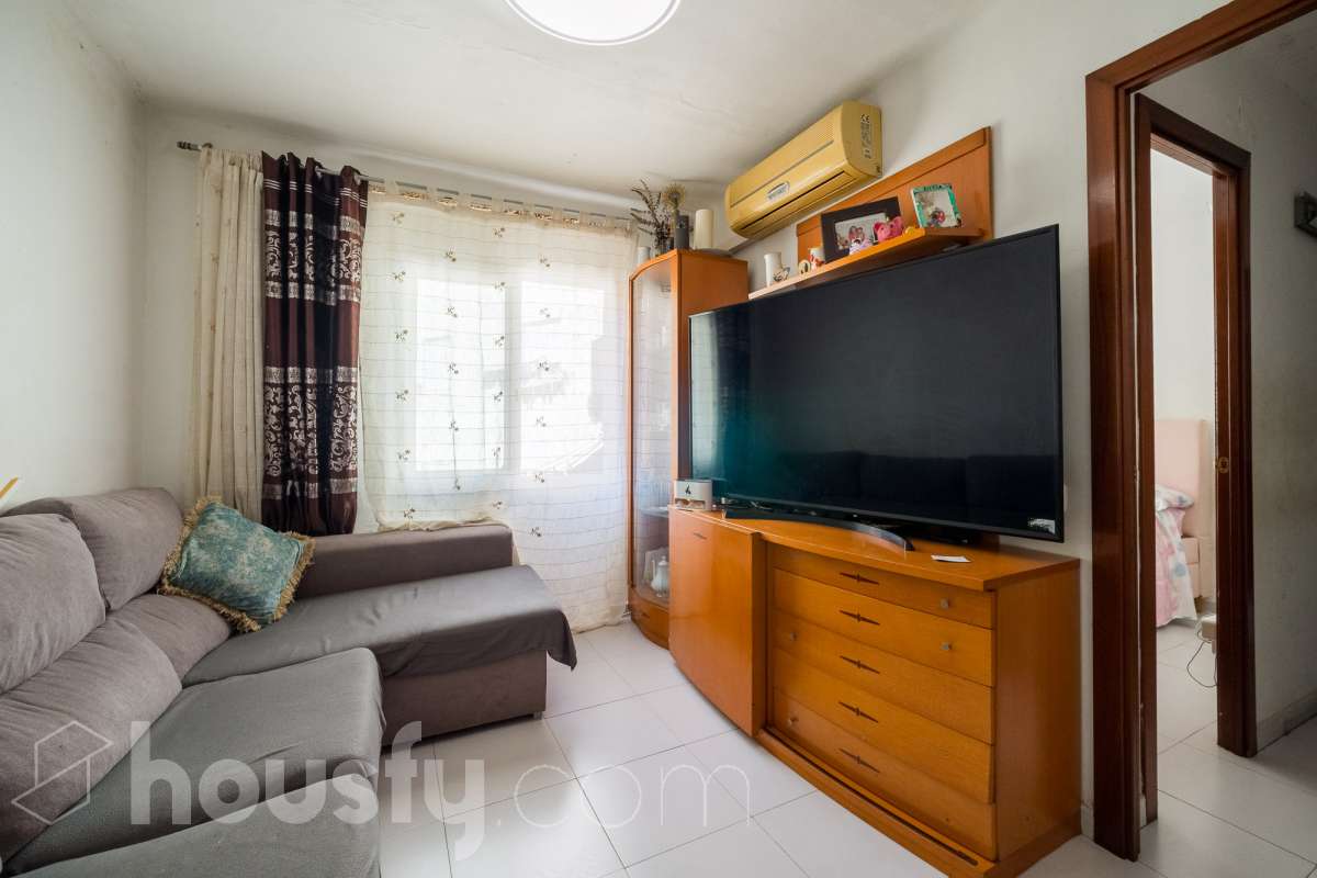 Housfy vende 🏡 luminoso piso ubicado en Santa Coloma de Gramenet, el cuál consta de 60m2 útiles (verificados con la Dirección General de Catastro). Construido en el año: 1965. VIVIENDA ACTUALMENTE ALQUILADA, PRODUCTO PARA INVERTIR Distribución de estancias -Salón-comedor -4 Dormitorios -1 Baño -Cocina equipada Características específicas -Aire acondicionado Zona y entorno Respecto a la ubicación, se sitúa en Santa Coloma de Gramenet, municipio de Barcelona. Esta propiedad se encuentra cerca de transporte público, colegios, supermercados y farmacias. Aviso legal El precio de venta no incluye gastos de la compraventa como notaría, registro, impuestos, ni tampoco honorarios agencia. Esta publicación no es vinculante. Consulta siempre la nota simple con Housfy antes de formalizar la compraventa. Sobre nosotros Housfy es la plataforma integral de servicios inmobiliarios. Nuestra combinación de expertos y tecnología pone al alcance de todo el mundo servicios cómodos, claros y seguros. AICAT número: 7922. Nos encargamos de la gestión y asesoramiento de la compra. ¡Olvídate de todo! Hacemos los trámites por ti. Y, si además necesitas financiación, ponemos a tu disposición un bróker hipotecario para ayudarte a conseguir las mejores condiciones para tu perfil económico. ¿Quieres visitarla? Contacta con Housfy y agenda tu visita sin compromiso. Más información en: housfy.com En cumplimiento de la Ley 8/2026 en Cataluña, el certificado de presencia o ausencia de amianto se encuentra en proceso de tramitación.-3