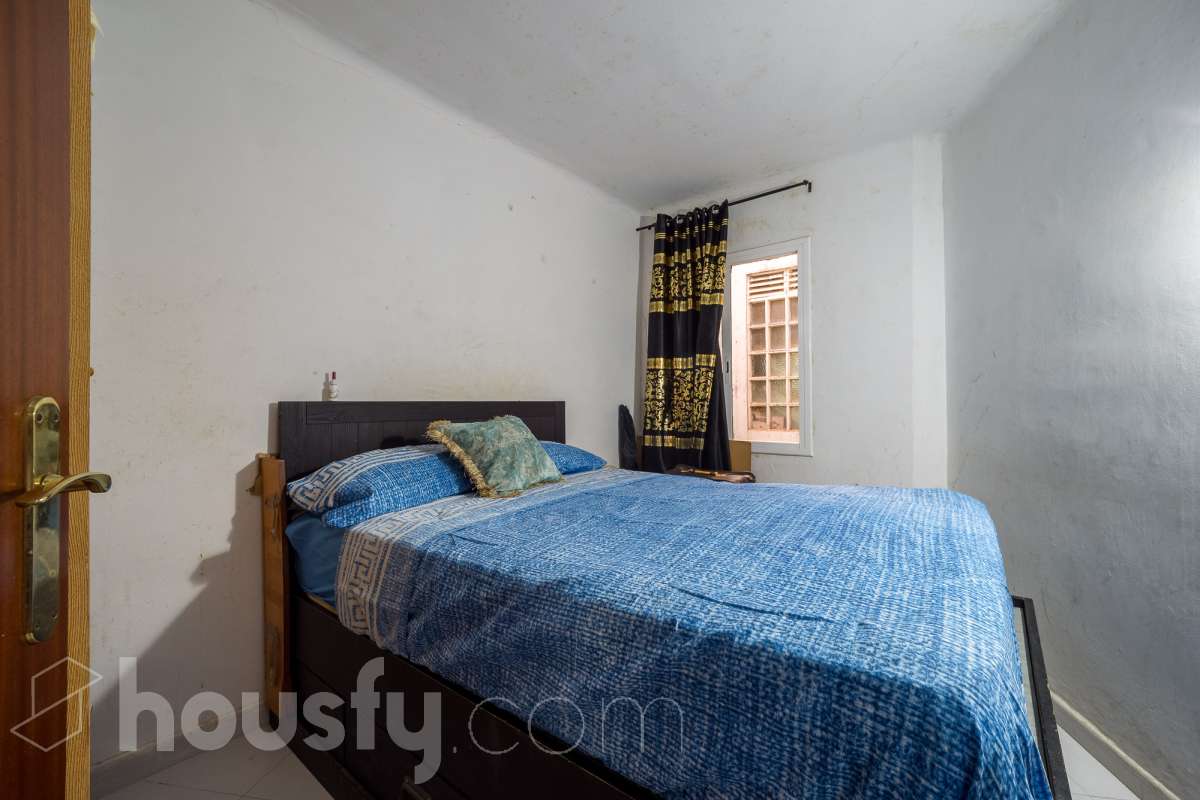Housfy vende 🏡 luminoso piso ubicado en Santa Coloma de Gramenet, el cuál consta de 60m2 útiles (verificados con la Dirección General de Catastro). Construido en el año: 1965. VIVIENDA ACTUALMENTE ALQUILADA, PRODUCTO PARA INVERTIR Distribución de estancias -Salón-comedor -4 Dormitorios -1 Baño -Cocina equipada Características específicas -Aire acondicionado Zona y entorno Respecto a la ubicación, se sitúa en Santa Coloma de Gramenet, municipio de Barcelona. Esta propiedad se encuentra cerca de transporte público, colegios, supermercados y farmacias. Aviso legal El precio de venta no incluye gastos de la compraventa como notaría, registro, impuestos, ni tampoco honorarios agencia. Esta publicación no es vinculante. Consulta siempre la nota simple con Housfy antes de formalizar la compraventa. Sobre nosotros Housfy es la plataforma integral de servicios inmobiliarios. Nuestra combinación de expertos y tecnología pone al alcance de todo el mundo servicios cómodos, claros y seguros. AICAT número: 7922. Nos encargamos de la gestión y asesoramiento de la compra. ¡Olvídate de todo! Hacemos los trámites por ti. Y, si además necesitas financiación, ponemos a tu disposición un bróker hipotecario para ayudarte a conseguir las mejores condiciones para tu perfil económico. ¿Quieres visitarla? Contacta con Housfy y agenda tu visita sin compromiso. Más información en: housfy.com En cumplimiento de la Ley 8/2026 en Cataluña, el certificado de presencia o ausencia de amianto se encuentra en proceso de tramitación.-5
