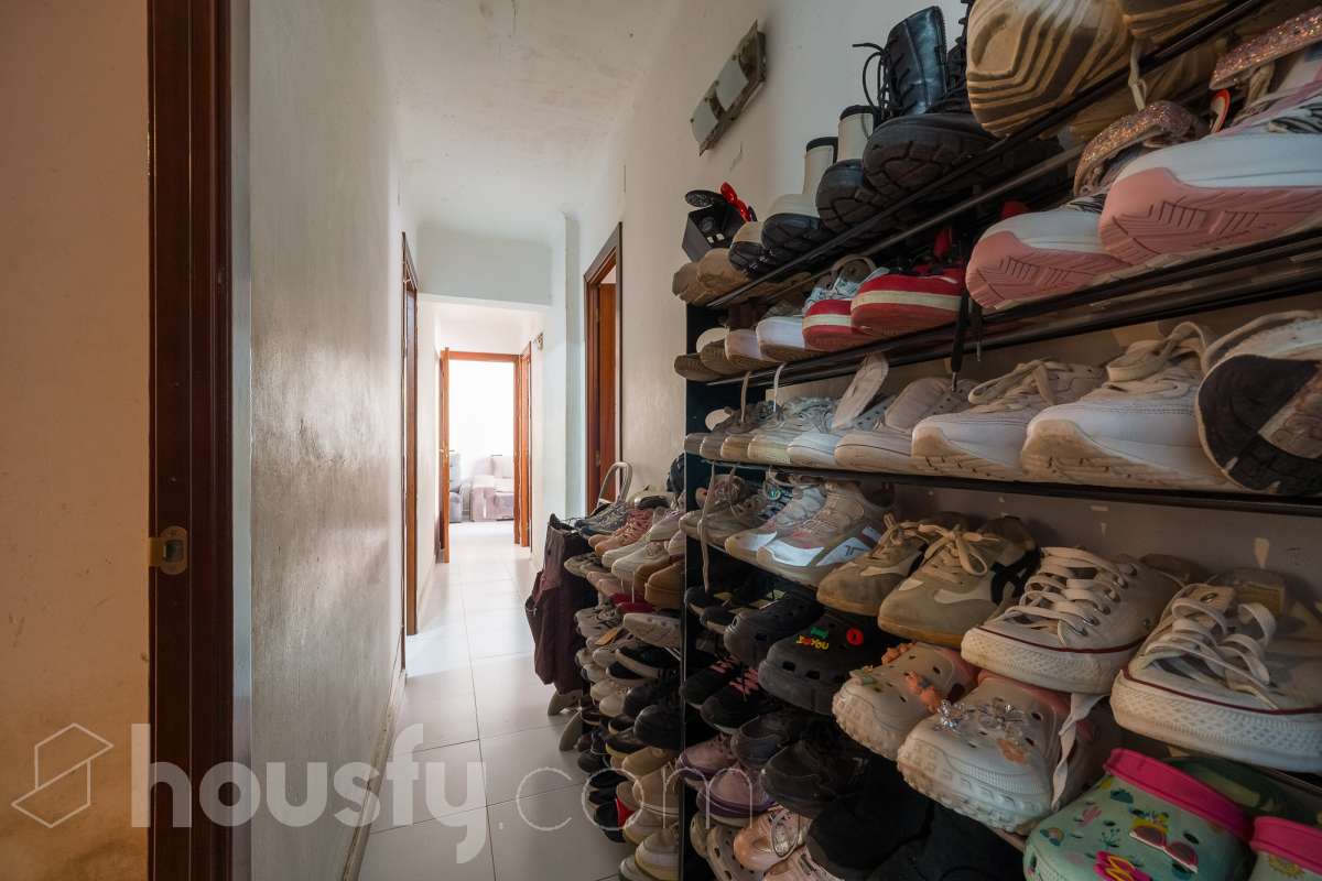 Housfy vende 🏡 luminoso piso ubicado en Santa Coloma de Gramenet, el cuál consta de 60m2 útiles (verificados con la Dirección General de Catastro). Construido en el año: 1965. VIVIENDA ACTUALMENTE ALQUILADA, PRODUCTO PARA INVERTIR Distribución de estancias -Salón-comedor -4 Dormitorios -1 Baño -Cocina equipada Características específicas -Aire acondicionado Zona y entorno Respecto a la ubicación, se sitúa en Santa Coloma de Gramenet, municipio de Barcelona. Esta propiedad se encuentra cerca de transporte público, colegios, supermercados y farmacias. Aviso legal El precio de venta no incluye gastos de la compraventa como notaría, registro, impuestos, ni tampoco honorarios agencia. Esta publicación no es vinculante. Consulta siempre la nota simple con Housfy antes de formalizar la compraventa. Sobre nosotros Housfy es la plataforma integral de servicios inmobiliarios. Nuestra combinación de expertos y tecnología pone al alcance de todo el mundo servicios cómodos, claros y seguros. AICAT número: 7922. Nos encargamos de la gestión y asesoramiento de la compra. ¡Olvídate de todo! Hacemos los trámites por ti. Y, si además necesitas financiación, ponemos a tu disposición un bróker hipotecario para ayudarte a conseguir las mejores condiciones para tu perfil económico. ¿Quieres visitarla? Contacta con Housfy y agenda tu visita sin compromiso. Más información en: housfy.com En cumplimiento de la Ley 8/2026 en Cataluña, el certificado de presencia o ausencia de amianto se encuentra en proceso de tramitación.-21