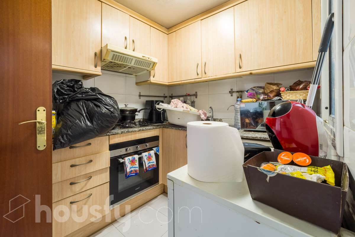 Housfy vende 🏡 luminoso piso ubicado en Santa Coloma de Gramenet, el cuál consta de 60m2 útiles (verificados con la Dirección General de Catastro). Construido en el año: 1965. VIVIENDA ACTUALMENTE ALQUILADA, PRODUCTO PARA INVERTIR Distribución de estancias -Salón-comedor -4 Dormitorios -1 Baño -Cocina equipada Características específicas -Aire acondicionado Zona y entorno Respecto a la ubicación, se sitúa en Santa Coloma de Gramenet, municipio de Barcelona. Esta propiedad se encuentra cerca de transporte público, colegios, supermercados y farmacias. Aviso legal El precio de venta no incluye gastos de la compraventa como notaría, registro, impuestos, ni tampoco honorarios agencia. Esta publicación no es vinculante. Consulta siempre la nota simple con Housfy antes de formalizar la compraventa. Sobre nosotros Housfy es la plataforma integral de servicios inmobiliarios. Nuestra combinación de expertos y tecnología pone al alcance de todo el mundo servicios cómodos, claros y seguros. AICAT número: 7922. Nos encargamos de la gestión y asesoramiento de la compra. ¡Olvídate de todo! Hacemos los trámites por ti. Y, si además necesitas financiación, ponemos a tu disposición un bróker hipotecario para ayudarte a conseguir las mejores condiciones para tu perfil económico. ¿Quieres visitarla? Contacta con Housfy y agenda tu visita sin compromiso. Más información en: housfy.com En cumplimiento de la Ley 8/2026 en Cataluña, el certificado de presencia o ausencia de amianto se encuentra en proceso de tramitación.-14