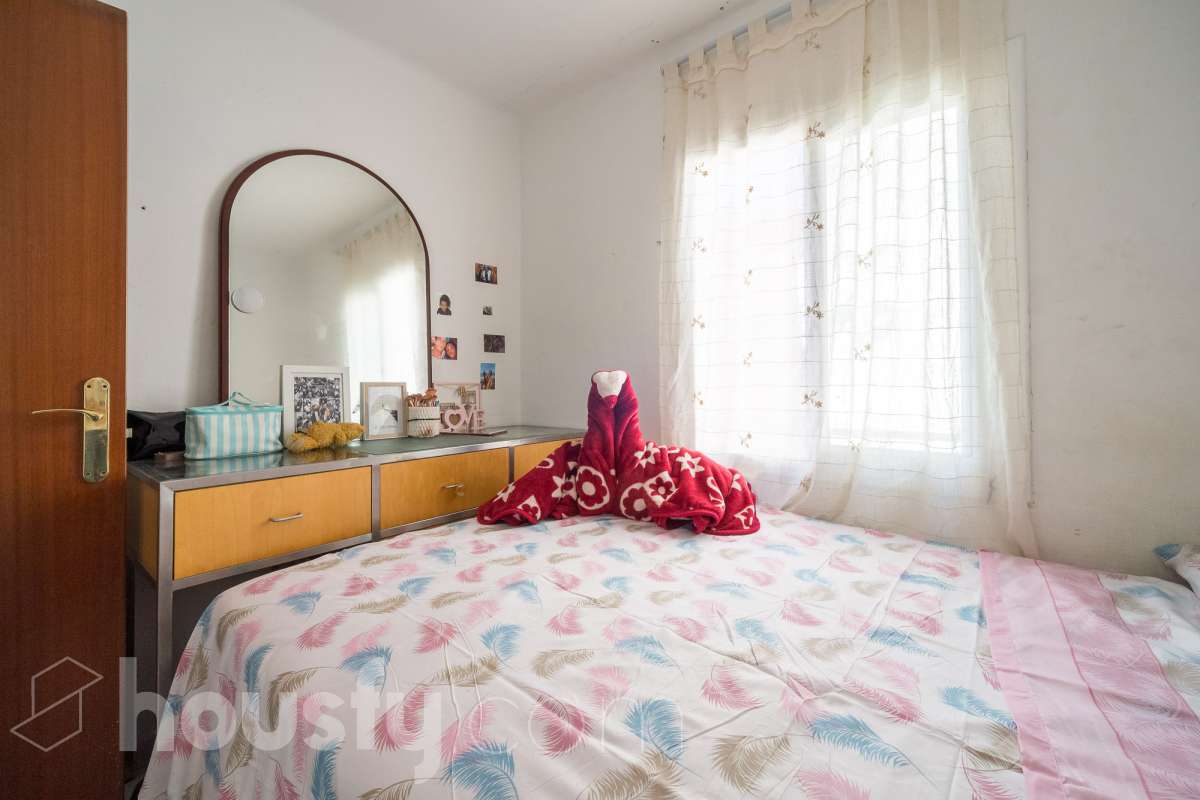 Housfy vende 🏡 luminoso piso ubicado en Santa Coloma de Gramenet, el cuál consta de 60m2 útiles (verificados con la Dirección General de Catastro). Construido en el año: 1965. VIVIENDA ACTUALMENTE ALQUILADA, PRODUCTO PARA INVERTIR Distribución de estancias -Salón-comedor -4 Dormitorios -1 Baño -Cocina equipada Características específicas -Aire acondicionado Zona y entorno Respecto a la ubicación, se sitúa en Santa Coloma de Gramenet, municipio de Barcelona. Esta propiedad se encuentra cerca de transporte público, colegios, supermercados y farmacias. Aviso legal El precio de venta no incluye gastos de la compraventa como notaría, registro, impuestos, ni tampoco honorarios agencia. Esta publicación no es vinculante. Consulta siempre la nota simple con Housfy antes de formalizar la compraventa. Sobre nosotros Housfy es la plataforma integral de servicios inmobiliarios. Nuestra combinación de expertos y tecnología pone al alcance de todo el mundo servicios cómodos, claros y seguros. AICAT número: 7922. Nos encargamos de la gestión y asesoramiento de la compra. ¡Olvídate de todo! Hacemos los trámites por ti. Y, si además necesitas financiación, ponemos a tu disposición un bróker hipotecario para ayudarte a conseguir las mejores condiciones para tu perfil económico. ¿Quieres visitarla? Contacta con Housfy y agenda tu visita sin compromiso. Más información en: housfy.com En cumplimiento de la Ley 8/2026 en Cataluña, el certificado de presencia o ausencia de amianto se encuentra en proceso de tramitación.-10