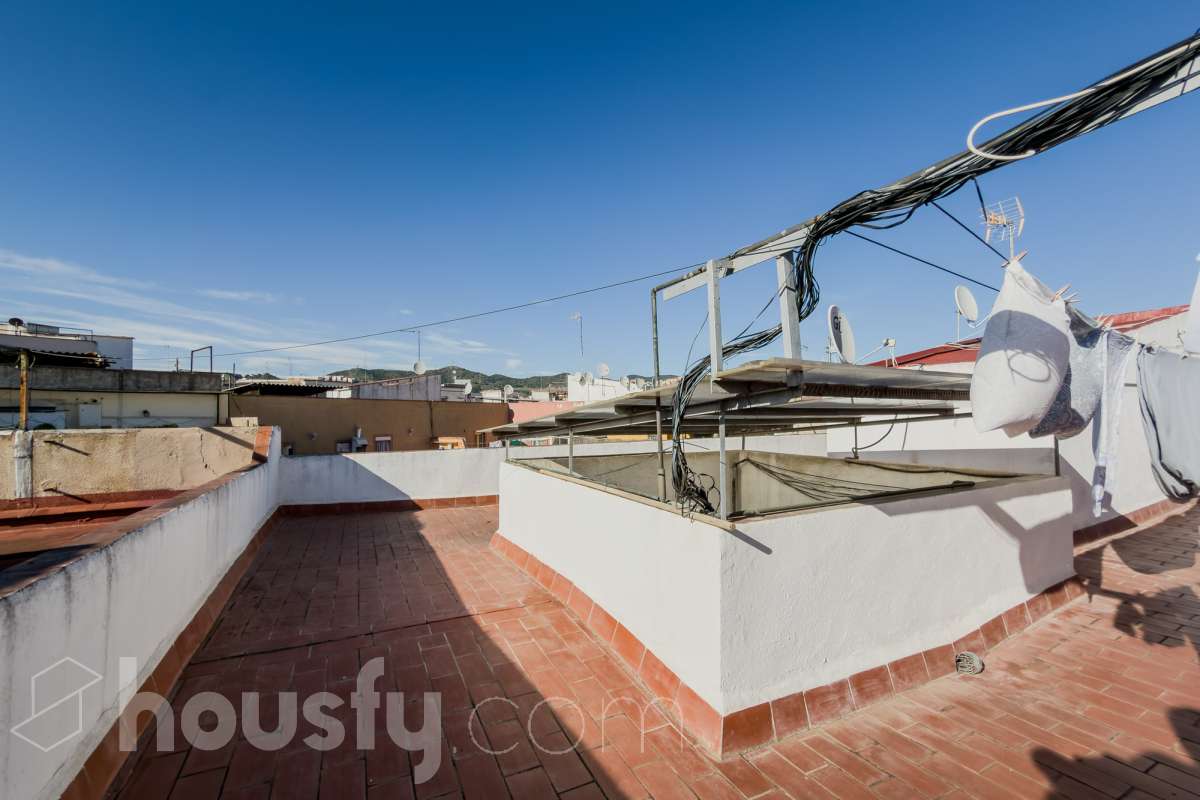 Housfy vende 🏡 luminoso piso ubicado en Santa Coloma de Gramenet, el cuál consta de 60m2 útiles (verificados con la Dirección General de Catastro). Construido en el año: 1965. VIVIENDA ACTUALMENTE ALQUILADA, PRODUCTO PARA INVERTIR Distribución de estancias -Salón-comedor -4 Dormitorios -1 Baño -Cocina equipada Características específicas -Aire acondicionado Zona y entorno Respecto a la ubicación, se sitúa en Santa Coloma de Gramenet, municipio de Barcelona. Esta propiedad se encuentra cerca de transporte público, colegios, supermercados y farmacias. Aviso legal El precio de venta no incluye gastos de la compraventa como notaría, registro, impuestos, ni tampoco honorarios agencia. Esta publicación no es vinculante. Consulta siempre la nota simple con Housfy antes de formalizar la compraventa. Sobre nosotros Housfy es la plataforma integral de servicios inmobiliarios. Nuestra combinación de expertos y tecnología pone al alcance de todo el mundo servicios cómodos, claros y seguros. AICAT número: 7922. Nos encargamos de la gestión y asesoramiento de la compra. ¡Olvídate de todo! Hacemos los trámites por ti. Y, si además necesitas financiación, ponemos a tu disposición un bróker hipotecario para ayudarte a conseguir las mejores condiciones para tu perfil económico. ¿Quieres visitarla? Contacta con Housfy y agenda tu visita sin compromiso. Más información en: housfy.com En cumplimiento de la Ley 8/2026 en Cataluña, el certificado de presencia o ausencia de amianto se encuentra en proceso de tramitación.-17