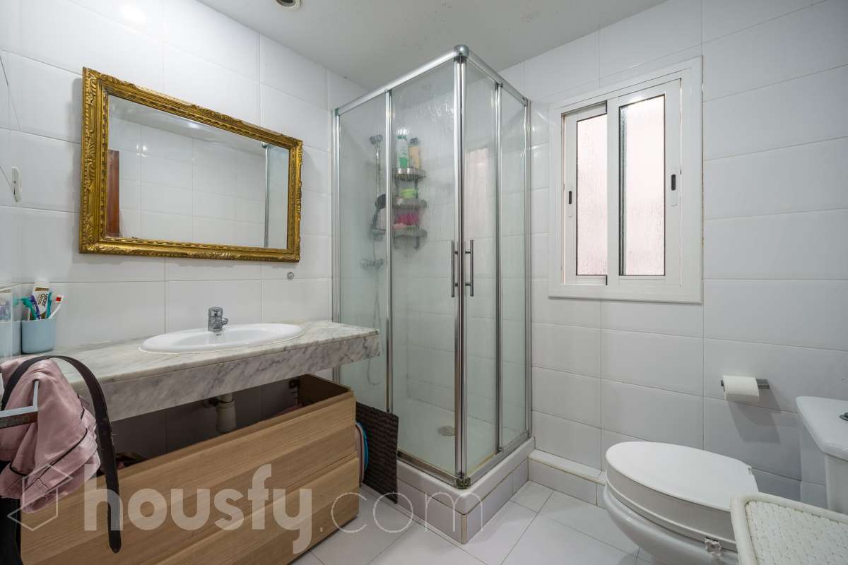 Housfy vende 🏡 luminoso piso ubicado en Santa Coloma de Gramenet, el cuál consta de 60m2 útiles (verificados con la Dirección General de Catastro). Construido en el año: 1965. VIVIENDA ACTUALMENTE ALQUILADA, PRODUCTO PARA INVERTIR Distribución de estancias -Salón-comedor -4 Dormitorios -1 Baño -Cocina equipada Características específicas -Aire acondicionado Zona y entorno Respecto a la ubicación, se sitúa en Santa Coloma de Gramenet, municipio de Barcelona. Esta propiedad se encuentra cerca de transporte público, colegios, supermercados y farmacias. Aviso legal El precio de venta no incluye gastos de la compraventa como notaría, registro, impuestos, ni tampoco honorarios agencia. Esta publicación no es vinculante. Consulta siempre la nota simple con Housfy antes de formalizar la compraventa. Sobre nosotros Housfy es la plataforma integral de servicios inmobiliarios. Nuestra combinación de expertos y tecnología pone al alcance de todo el mundo servicios cómodos, claros y seguros. AICAT número: 7922. Nos encargamos de la gestión y asesoramiento de la compra. ¡Olvídate de todo! Hacemos los trámites por ti. Y, si además necesitas financiación, ponemos a tu disposición un bróker hipotecario para ayudarte a conseguir las mejores condiciones para tu perfil económico. ¿Quieres visitarla? Contacta con Housfy y agenda tu visita sin compromiso. Más información en: housfy.com En cumplimiento de la Ley 8/2026 en Cataluña, el certificado de presencia o ausencia de amianto se encuentra en proceso de tramitación.-15