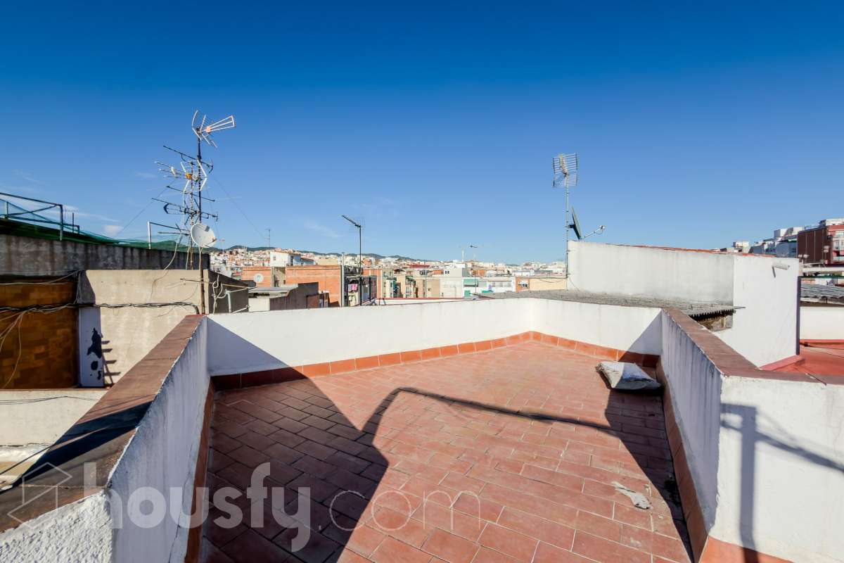 Housfy vende 🏡 luminoso piso ubicado en Santa Coloma de Gramenet, el cuál consta de 60m2 útiles (verificados con la Dirección General de Catastro). Construido en el año: 1965. VIVIENDA ACTUALMENTE ALQUILADA, PRODUCTO PARA INVERTIR Distribución de estancias -Salón-comedor -4 Dormitorios -1 Baño -Cocina equipada Características específicas -Aire acondicionado Zona y entorno Respecto a la ubicación, se sitúa en Santa Coloma de Gramenet, municipio de Barcelona. Esta propiedad se encuentra cerca de transporte público, colegios, supermercados y farmacias. Aviso legal El precio de venta no incluye gastos de la compraventa como notaría, registro, impuestos, ni tampoco honorarios agencia. Esta publicación no es vinculante. Consulta siempre la nota simple con Housfy antes de formalizar la compraventa. Sobre nosotros Housfy es la plataforma integral de servicios inmobiliarios. Nuestra combinación de expertos y tecnología pone al alcance de todo el mundo servicios cómodos, claros y seguros. AICAT número: 7922. Nos encargamos de la gestión y asesoramiento de la compra. ¡Olvídate de todo! Hacemos los trámites por ti. Y, si además necesitas financiación, ponemos a tu disposición un bróker hipotecario para ayudarte a conseguir las mejores condiciones para tu perfil económico. ¿Quieres visitarla? Contacta con Housfy y agenda tu visita sin compromiso. Más información en: housfy.com En cumplimiento de la Ley 8/2026 en Cataluña, el certificado de presencia o ausencia de amianto se encuentra en proceso de tramitación.-19