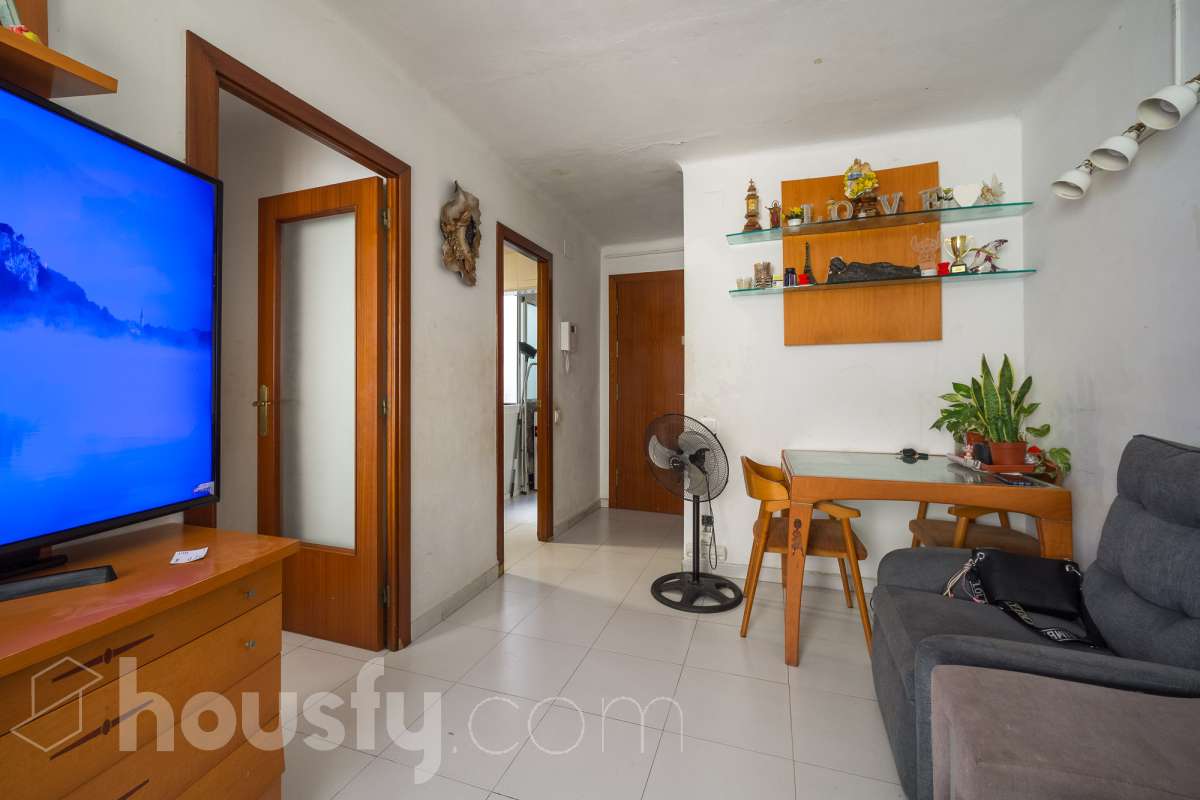 Housfy vende 🏡 luminoso piso ubicado en Santa Coloma de Gramenet, el cuál consta de 60m2 útiles (verificados con la Dirección General de Catastro). Construido en el año: 1965. VIVIENDA ACTUALMENTE ALQUILADA, PRODUCTO PARA INVERTIR Distribución de estancias -Salón-comedor -4 Dormitorios -1 Baño -Cocina equipada Características específicas -Aire acondicionado Zona y entorno Respecto a la ubicación, se sitúa en Santa Coloma de Gramenet, municipio de Barcelona. Esta propiedad se encuentra cerca de transporte público, colegios, supermercados y farmacias. Aviso legal El precio de venta no incluye gastos de la compraventa como notaría, registro, impuestos, ni tampoco honorarios agencia. Esta publicación no es vinculante. Consulta siempre la nota simple con Housfy antes de formalizar la compraventa. Sobre nosotros Housfy es la plataforma integral de servicios inmobiliarios. Nuestra combinación de expertos y tecnología pone al alcance de todo el mundo servicios cómodos, claros y seguros. AICAT número: 7922. Nos encargamos de la gestión y asesoramiento de la compra. ¡Olvídate de todo! Hacemos los trámites por ti. Y, si además necesitas financiación, ponemos a tu disposición un bróker hipotecario para ayudarte a conseguir las mejores condiciones para tu perfil económico. ¿Quieres visitarla? Contacta con Housfy y agenda tu visita sin compromiso. Más información en: housfy.com En cumplimiento de la Ley 8/2026 en Cataluña, el certificado de presencia o ausencia de amianto se encuentra en proceso de tramitación.-4