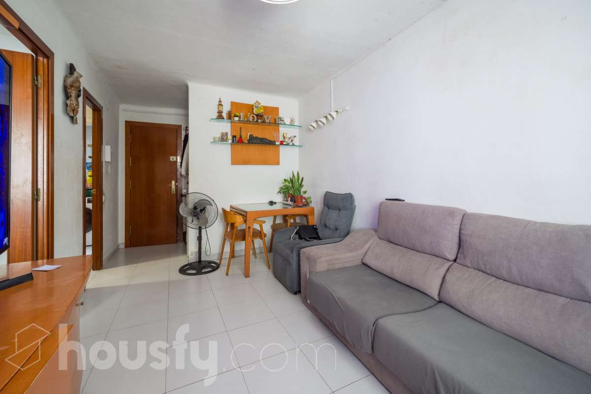 Housfy vende 🏡 luminoso piso ubicado en Santa Coloma de Gramenet, el cuál consta de 60m2 útiles (verificados con la Dirección General de Catastro). Construido en el año: 1965. VIVIENDA ACTUALMENTE ALQUILADA, PRODUCTO PARA INVERTIR Distribución de estancias -Salón-comedor -4 Dormitorios -1 Baño -Cocina equipada Características específicas -Aire acondicionado Zona y entorno Respecto a la ubicación, se sitúa en Santa Coloma de Gramenet, municipio de Barcelona. Esta propiedad se encuentra cerca de transporte público, colegios, supermercados y farmacias. Aviso legal El precio de venta no incluye gastos de la compraventa como notaría, registro, impuestos, ni tampoco honorarios agencia. Esta publicación no es vinculante. Consulta siempre la nota simple con Housfy antes de formalizar la compraventa. Sobre nosotros Housfy es la plataforma integral de servicios inmobiliarios. Nuestra combinación de expertos y tecnología pone al alcance de todo el mundo servicios cómodos, claros y seguros. AICAT número: 7922. Nos encargamos de la gestión y asesoramiento de la compra. ¡Olvídate de todo! Hacemos los trámites por ti. Y, si además necesitas financiación, ponemos a tu disposición un bróker hipotecario para ayudarte a conseguir las mejores condiciones para tu perfil económico. ¿Quieres visitarla? Contacta con Housfy y agenda tu visita sin compromiso. Más información en: housfy.com En cumplimiento de la Ley 8/2026 en Cataluña, el certificado de presencia o ausencia de amianto se encuentra en proceso de tramitación.-2