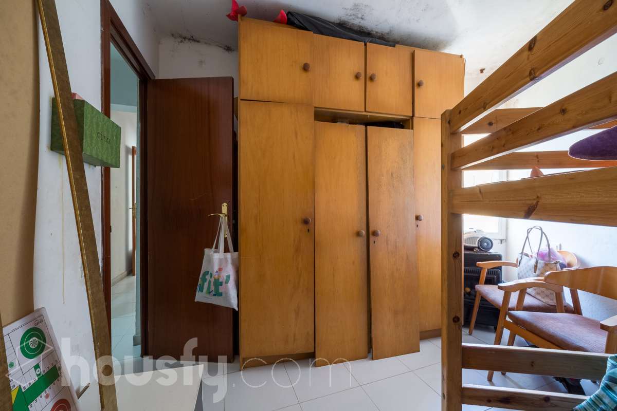 Housfy vende 🏡 luminoso piso ubicado en Santa Coloma de Gramenet, el cuál consta de 60m2 útiles (verificados con la Dirección General de Catastro). Construido en el año: 1965. VIVIENDA ACTUALMENTE ALQUILADA, PRODUCTO PARA INVERTIR Distribución de estancias -Salón-comedor -4 Dormitorios -1 Baño -Cocina equipada Características específicas -Aire acondicionado Zona y entorno Respecto a la ubicación, se sitúa en Santa Coloma de Gramenet, municipio de Barcelona. Esta propiedad se encuentra cerca de transporte público, colegios, supermercados y farmacias. Aviso legal El precio de venta no incluye gastos de la compraventa como notaría, registro, impuestos, ni tampoco honorarios agencia. Esta publicación no es vinculante. Consulta siempre la nota simple con Housfy antes de formalizar la compraventa. Sobre nosotros Housfy es la plataforma integral de servicios inmobiliarios. Nuestra combinación de expertos y tecnología pone al alcance de todo el mundo servicios cómodos, claros y seguros. AICAT número: 7922. Nos encargamos de la gestión y asesoramiento de la compra. ¡Olvídate de todo! Hacemos los trámites por ti. Y, si además necesitas financiación, ponemos a tu disposición un bróker hipotecario para ayudarte a conseguir las mejores condiciones para tu perfil económico. ¿Quieres visitarla? Contacta con Housfy y agenda tu visita sin compromiso. Más información en: housfy.com En cumplimiento de la Ley 8/2026 en Cataluña, el certificado de presencia o ausencia de amianto se encuentra en proceso de tramitación.-8