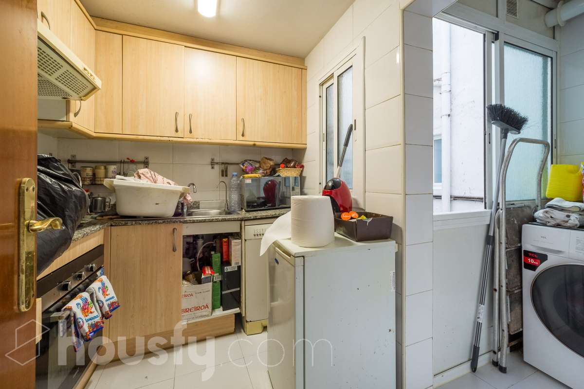 Housfy vende 🏡 luminoso piso ubicado en Santa Coloma de Gramenet, el cuál consta de 60m2 útiles (verificados con la Dirección General de Catastro). Construido en el año: 1965. VIVIENDA ACTUALMENTE ALQUILADA, PRODUCTO PARA INVERTIR Distribución de estancias -Salón-comedor -4 Dormitorios -1 Baño -Cocina equipada Características específicas -Aire acondicionado Zona y entorno Respecto a la ubicación, se sitúa en Santa Coloma de Gramenet, municipio de Barcelona. Esta propiedad se encuentra cerca de transporte público, colegios, supermercados y farmacias. Aviso legal El precio de venta no incluye gastos de la compraventa como notaría, registro, impuestos, ni tampoco honorarios agencia. Esta publicación no es vinculante. Consulta siempre la nota simple con Housfy antes de formalizar la compraventa. Sobre nosotros Housfy es la plataforma integral de servicios inmobiliarios. Nuestra combinación de expertos y tecnología pone al alcance de todo el mundo servicios cómodos, claros y seguros. AICAT número: 7922. Nos encargamos de la gestión y asesoramiento de la compra. ¡Olvídate de todo! Hacemos los trámites por ti. Y, si además necesitas financiación, ponemos a tu disposición un bróker hipotecario para ayudarte a conseguir las mejores condiciones para tu perfil económico. ¿Quieres visitarla? Contacta con Housfy y agenda tu visita sin compromiso. Más información en: housfy.com En cumplimiento de la Ley 8/2026 en Cataluña, el certificado de presencia o ausencia de amianto se encuentra en proceso de tramitación.-13
