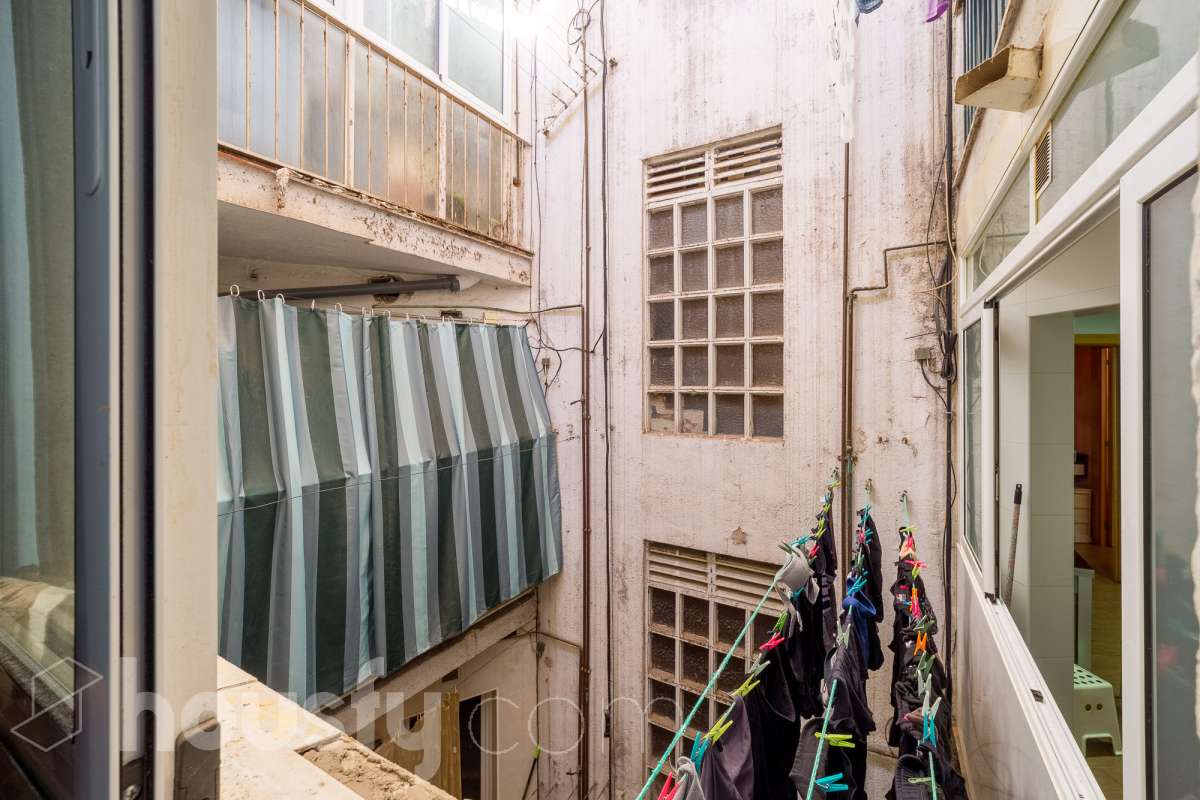 Housfy vende 🏡 luminoso piso ubicado en Santa Coloma de Gramenet, el cuál consta de 60m2 útiles (verificados con la Dirección General de Catastro). Construido en el año: 1965. VIVIENDA ACTUALMENTE ALQUILADA, PRODUCTO PARA INVERTIR Distribución de estancias -Salón-comedor -4 Dormitorios -1 Baño -Cocina equipada Características específicas -Aire acondicionado Zona y entorno Respecto a la ubicación, se sitúa en Santa Coloma de Gramenet, municipio de Barcelona. Esta propiedad se encuentra cerca de transporte público, colegios, supermercados y farmacias. Aviso legal El precio de venta no incluye gastos de la compraventa como notaría, registro, impuestos, ni tampoco honorarios agencia. Esta publicación no es vinculante. Consulta siempre la nota simple con Housfy antes de formalizar la compraventa. Sobre nosotros Housfy es la plataforma integral de servicios inmobiliarios. Nuestra combinación de expertos y tecnología pone al alcance de todo el mundo servicios cómodos, claros y seguros. AICAT número: 7922. Nos encargamos de la gestión y asesoramiento de la compra. ¡Olvídate de todo! Hacemos los trámites por ti. Y, si además necesitas financiación, ponemos a tu disposición un bróker hipotecario para ayudarte a conseguir las mejores condiciones para tu perfil económico. ¿Quieres visitarla? Contacta con Housfy y agenda tu visita sin compromiso. Más información en: housfy.com En cumplimiento de la Ley 8/2026 en Cataluña, el certificado de presencia o ausencia de amianto se encuentra en proceso de tramitación.-27
