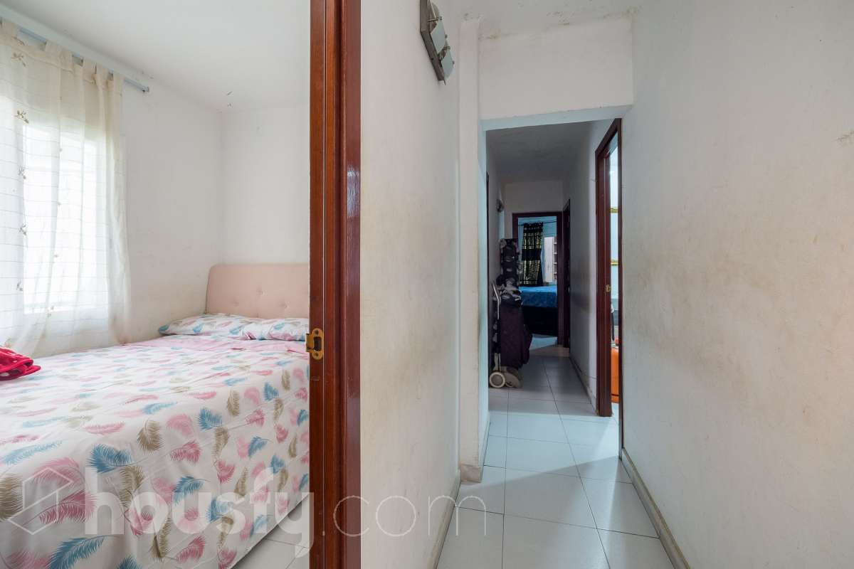 Housfy vende 🏡 luminoso piso ubicado en Santa Coloma de Gramenet, el cuál consta de 60m2 útiles (verificados con la Dirección General de Catastro). Construido en el año: 1965. VIVIENDA ACTUALMENTE ALQUILADA, PRODUCTO PARA INVERTIR Distribución de estancias -Salón-comedor -4 Dormitorios -1 Baño -Cocina equipada Características específicas -Aire acondicionado Zona y entorno Respecto a la ubicación, se sitúa en Santa Coloma de Gramenet, municipio de Barcelona. Esta propiedad se encuentra cerca de transporte público, colegios, supermercados y farmacias. Aviso legal El precio de venta no incluye gastos de la compraventa como notaría, registro, impuestos, ni tampoco honorarios agencia. Esta publicación no es vinculante. Consulta siempre la nota simple con Housfy antes de formalizar la compraventa. Sobre nosotros Housfy es la plataforma integral de servicios inmobiliarios. Nuestra combinación de expertos y tecnología pone al alcance de todo el mundo servicios cómodos, claros y seguros. AICAT número: 7922. Nos encargamos de la gestión y asesoramiento de la compra. ¡Olvídate de todo! Hacemos los trámites por ti. Y, si además necesitas financiación, ponemos a tu disposición un bróker hipotecario para ayudarte a conseguir las mejores condiciones para tu perfil económico. ¿Quieres visitarla? Contacta con Housfy y agenda tu visita sin compromiso. Más información en: housfy.com En cumplimiento de la Ley 8/2026 en Cataluña, el certificado de presencia o ausencia de amianto se encuentra en proceso de tramitación.-22