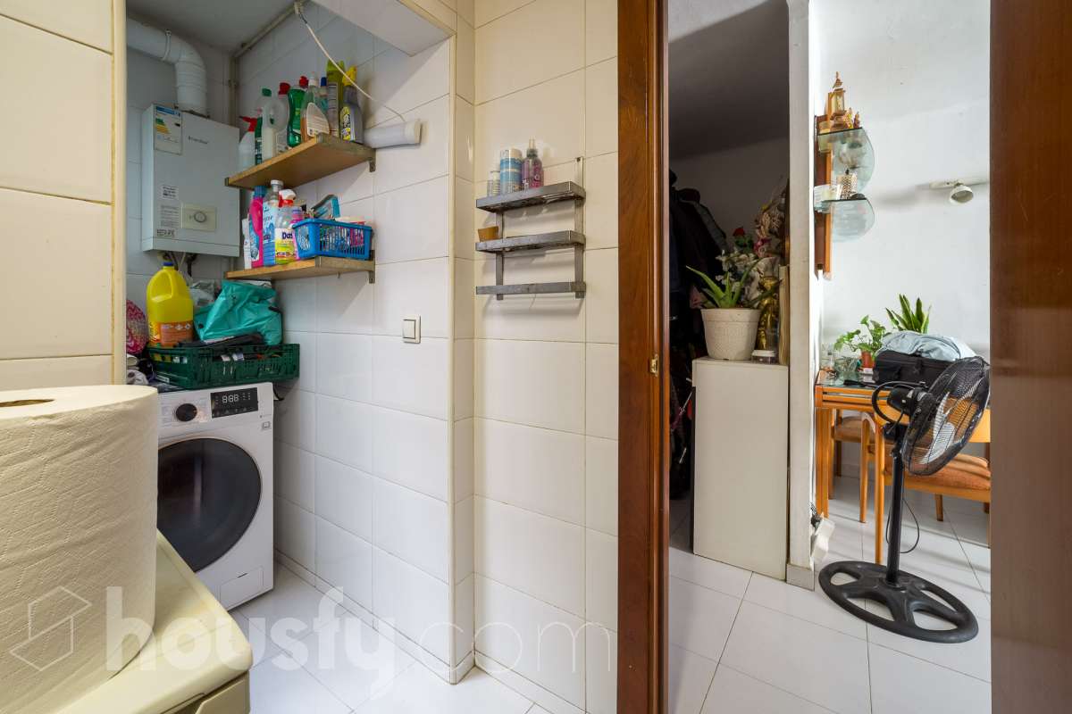 Housfy vende 🏡 luminoso piso ubicado en Santa Coloma de Gramenet, el cuál consta de 60m2 útiles (verificados con la Dirección General de Catastro). Construido en el año: 1965. VIVIENDA ACTUALMENTE ALQUILADA, PRODUCTO PARA INVERTIR Distribución de estancias -Salón-comedor -4 Dormitorios -1 Baño -Cocina equipada Características específicas -Aire acondicionado Zona y entorno Respecto a la ubicación, se sitúa en Santa Coloma de Gramenet, municipio de Barcelona. Esta propiedad se encuentra cerca de transporte público, colegios, supermercados y farmacias. Aviso legal El precio de venta no incluye gastos de la compraventa como notaría, registro, impuestos, ni tampoco honorarios agencia. Esta publicación no es vinculante. Consulta siempre la nota simple con Housfy antes de formalizar la compraventa. Sobre nosotros Housfy es la plataforma integral de servicios inmobiliarios. Nuestra combinación de expertos y tecnología pone al alcance de todo el mundo servicios cómodos, claros y seguros. AICAT número: 7922. Nos encargamos de la gestión y asesoramiento de la compra. ¡Olvídate de todo! Hacemos los trámites por ti. Y, si además necesitas financiación, ponemos a tu disposición un bróker hipotecario para ayudarte a conseguir las mejores condiciones para tu perfil económico. ¿Quieres visitarla? Contacta con Housfy y agenda tu visita sin compromiso. Más información en: housfy.com En cumplimiento de la Ley 8/2026 en Cataluña, el certificado de presencia o ausencia de amianto se encuentra en proceso de tramitación.-23