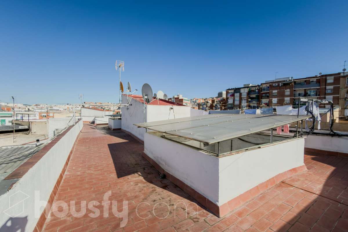 Housfy vende 🏡 luminoso piso ubicado en Santa Coloma de Gramenet, el cuál consta de 60m2 útiles (verificados con la Dirección General de Catastro). Construido en el año: 1965. VIVIENDA ACTUALMENTE ALQUILADA, PRODUCTO PARA INVERTIR Distribución de estancias -Salón-comedor -4 Dormitorios -1 Baño -Cocina equipada Características específicas -Aire acondicionado Zona y entorno Respecto a la ubicación, se sitúa en Santa Coloma de Gramenet, municipio de Barcelona. Esta propiedad se encuentra cerca de transporte público, colegios, supermercados y farmacias. Aviso legal El precio de venta no incluye gastos de la compraventa como notaría, registro, impuestos, ni tampoco honorarios agencia. Esta publicación no es vinculante. Consulta siempre la nota simple con Housfy antes de formalizar la compraventa. Sobre nosotros Housfy es la plataforma integral de servicios inmobiliarios. Nuestra combinación de expertos y tecnología pone al alcance de todo el mundo servicios cómodos, claros y seguros. AICAT número: 7922. Nos encargamos de la gestión y asesoramiento de la compra. ¡Olvídate de todo! Hacemos los trámites por ti. Y, si además necesitas financiación, ponemos a tu disposición un bróker hipotecario para ayudarte a conseguir las mejores condiciones para tu perfil económico. ¿Quieres visitarla? Contacta con Housfy y agenda tu visita sin compromiso. Más información en: housfy.com En cumplimiento de la Ley 8/2026 en Cataluña, el certificado de presencia o ausencia de amianto se encuentra en proceso de tramitación.-18