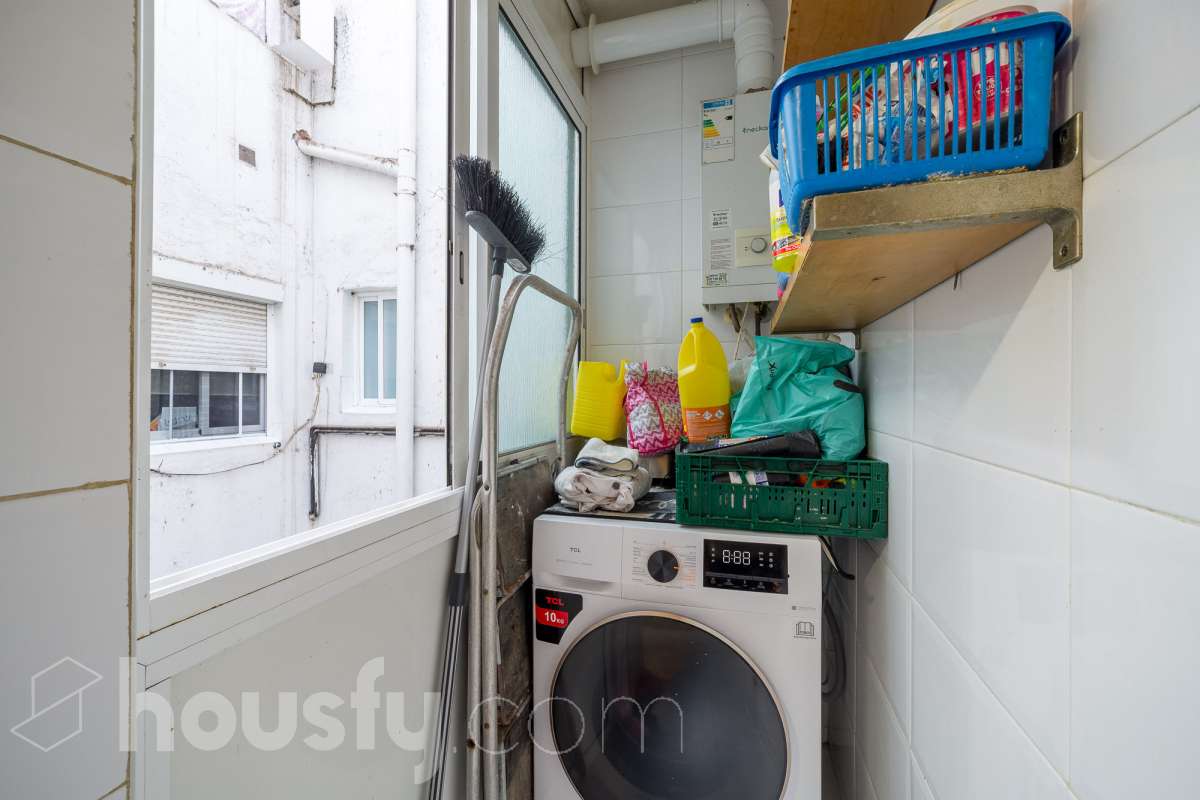 Housfy vende 🏡 luminoso piso ubicado en Santa Coloma de Gramenet, el cuál consta de 60m2 útiles (verificados con la Dirección General de Catastro). Construido en el año: 1965. VIVIENDA ACTUALMENTE ALQUILADA, PRODUCTO PARA INVERTIR Distribución de estancias -Salón-comedor -4 Dormitorios -1 Baño -Cocina equipada Características específicas -Aire acondicionado Zona y entorno Respecto a la ubicación, se sitúa en Santa Coloma de Gramenet, municipio de Barcelona. Esta propiedad se encuentra cerca de transporte público, colegios, supermercados y farmacias. Aviso legal El precio de venta no incluye gastos de la compraventa como notaría, registro, impuestos, ni tampoco honorarios agencia. Esta publicación no es vinculante. Consulta siempre la nota simple con Housfy antes de formalizar la compraventa. Sobre nosotros Housfy es la plataforma integral de servicios inmobiliarios. Nuestra combinación de expertos y tecnología pone al alcance de todo el mundo servicios cómodos, claros y seguros. AICAT número: 7922. Nos encargamos de la gestión y asesoramiento de la compra. ¡Olvídate de todo! Hacemos los trámites por ti. Y, si además necesitas financiación, ponemos a tu disposición un bróker hipotecario para ayudarte a conseguir las mejores condiciones para tu perfil económico. ¿Quieres visitarla? Contacta con Housfy y agenda tu visita sin compromiso. Más información en: housfy.com En cumplimiento de la Ley 8/2026 en Cataluña, el certificado de presencia o ausencia de amianto se encuentra en proceso de tramitación.-20