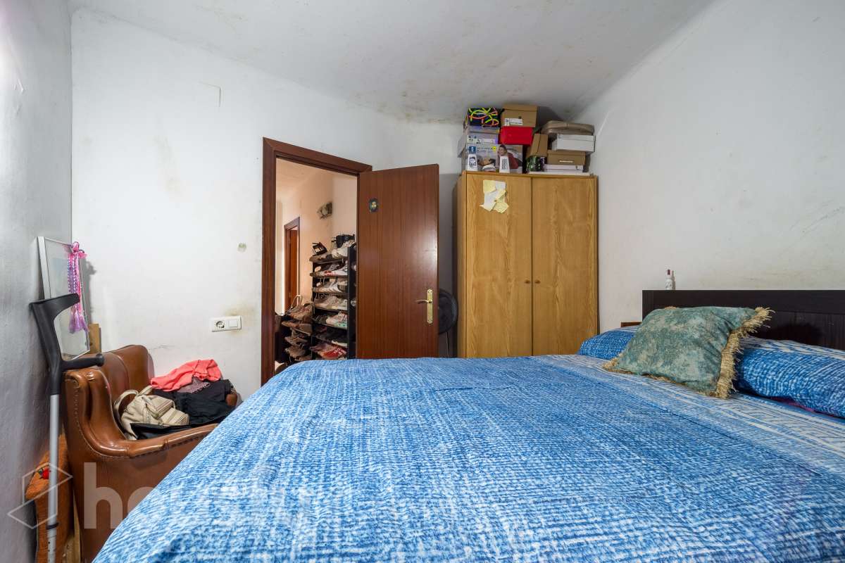 Housfy vende 🏡 luminoso piso ubicado en Santa Coloma de Gramenet, el cuál consta de 60m2 útiles (verificados con la Dirección General de Catastro). Construido en el año: 1965. VIVIENDA ACTUALMENTE ALQUILADA, PRODUCTO PARA INVERTIR Distribución de estancias -Salón-comedor -4 Dormitorios -1 Baño -Cocina equipada Características específicas -Aire acondicionado Zona y entorno Respecto a la ubicación, se sitúa en Santa Coloma de Gramenet, municipio de Barcelona. Esta propiedad se encuentra cerca de transporte público, colegios, supermercados y farmacias. Aviso legal El precio de venta no incluye gastos de la compraventa como notaría, registro, impuestos, ni tampoco honorarios agencia. Esta publicación no es vinculante. Consulta siempre la nota simple con Housfy antes de formalizar la compraventa. Sobre nosotros Housfy es la plataforma integral de servicios inmobiliarios. Nuestra combinación de expertos y tecnología pone al alcance de todo el mundo servicios cómodos, claros y seguros. AICAT número: 7922. Nos encargamos de la gestión y asesoramiento de la compra. ¡Olvídate de todo! Hacemos los trámites por ti. Y, si además necesitas financiación, ponemos a tu disposición un bróker hipotecario para ayudarte a conseguir las mejores condiciones para tu perfil económico. ¿Quieres visitarla? Contacta con Housfy y agenda tu visita sin compromiso. Más información en: housfy.com En cumplimiento de la Ley 8/2026 en Cataluña, el certificado de presencia o ausencia de amianto se encuentra en proceso de tramitación.-6