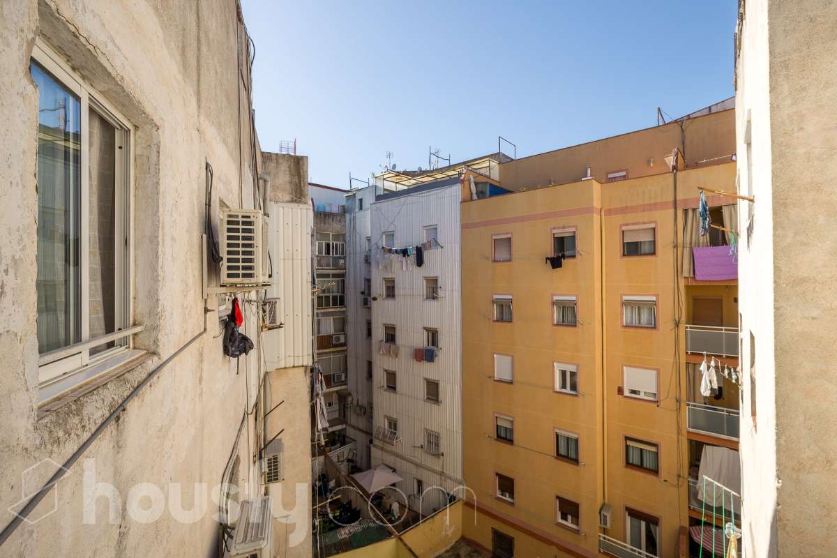 Housfy vende 🏡 luminoso piso ubicado en Santa Coloma de Gramenet, el cuál consta de 60m2 útiles (verificados con la Dirección General de Catastro). Construido en el año: 1965. VIVIENDA ACTUALMENTE ALQUILADA, PRODUCTO PARA INVERTIR Distribución de estancias -Salón-comedor -4 Dormitorios -1 Baño -Cocina equipada Características específicas -Aire acondicionado Zona y entorno Respecto a la ubicación, se sitúa en Santa Coloma de Gramenet, municipio de Barcelona. Esta propiedad se encuentra cerca de transporte público, colegios, supermercados y farmacias. Aviso legal El precio de venta no incluye gastos de la compraventa como notaría, registro, impuestos, ni tampoco honorarios agencia. Esta publicación no es vinculante. Consulta siempre la nota simple con Housfy antes de formalizar la compraventa. Sobre nosotros Housfy es la plataforma integral de servicios inmobiliarios. Nuestra combinación de expertos y tecnología pone al alcance de todo el mundo servicios cómodos, claros y seguros. AICAT número: 7922. Nos encargamos de la gestión y asesoramiento de la compra. ¡Olvídate de todo! Hacemos los trámites por ti. Y, si además necesitas financiación, ponemos a tu disposición un bróker hipotecario para ayudarte a conseguir las mejores condiciones para tu perfil económico. ¿Quieres visitarla? Contacta con Housfy y agenda tu visita sin compromiso. Más información en: housfy.com En cumplimiento de la Ley 8/2026 en Cataluña, el certificado de presencia o ausencia de amianto se encuentra en proceso de tramitación.-26