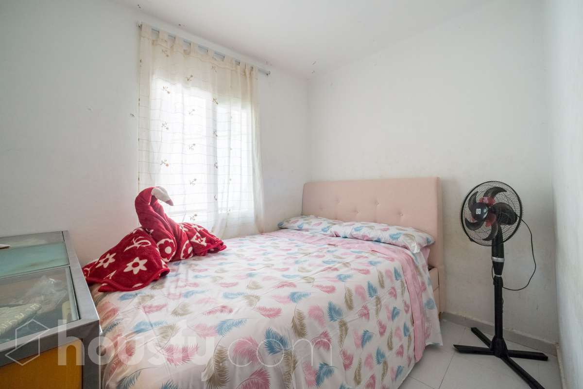 Housfy vende 🏡 luminoso piso ubicado en Santa Coloma de Gramenet, el cuál consta de 60m2 útiles (verificados con la Dirección General de Catastro). Construido en el año: 1965. VIVIENDA ACTUALMENTE ALQUILADA, PRODUCTO PARA INVERTIR Distribución de estancias -Salón-comedor -4 Dormitorios -1 Baño -Cocina equipada Características específicas -Aire acondicionado Zona y entorno Respecto a la ubicación, se sitúa en Santa Coloma de Gramenet, municipio de Barcelona. Esta propiedad se encuentra cerca de transporte público, colegios, supermercados y farmacias. Aviso legal El precio de venta no incluye gastos de la compraventa como notaría, registro, impuestos, ni tampoco honorarios agencia. Esta publicación no es vinculante. Consulta siempre la nota simple con Housfy antes de formalizar la compraventa. Sobre nosotros Housfy es la plataforma integral de servicios inmobiliarios. Nuestra combinación de expertos y tecnología pone al alcance de todo el mundo servicios cómodos, claros y seguros. AICAT número: 7922. Nos encargamos de la gestión y asesoramiento de la compra. ¡Olvídate de todo! Hacemos los trámites por ti. Y, si además necesitas financiación, ponemos a tu disposición un bróker hipotecario para ayudarte a conseguir las mejores condiciones para tu perfil económico. ¿Quieres visitarla? Contacta con Housfy y agenda tu visita sin compromiso. Más información en: housfy.com En cumplimiento de la Ley 8/2026 en Cataluña, el certificado de presencia o ausencia de amianto se encuentra en proceso de tramitación.-9