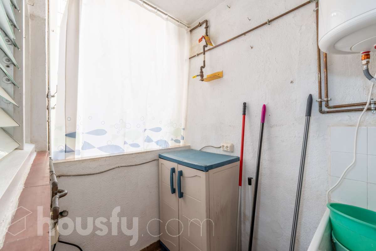 Housfy vende piso con gran potencial de reforma junto a la Rambla Principal de Vilanova Oportunidad en una ubicación privilegiada de Vilanova i la Geltrú. Piso situado a pocos pasos de la Rambla Principal, en una primera planta con ascensor, una ubicación excelente para quienes buscan vivir en pleno centro, con todos los servicios, comercios y comodidades al alcance. La vivienda dispone actualmente de 3 habitaciones, 1 baño, cocina independiente y lavadero, ofreciendo una distribución que permite plantear una reforma integral y adaptarla completamente a las necesidades y gustos del nuevo propietario. Uno de los principales atractivos de esta propiedad es su posibilidad de redistribución. Se pueden eliminar tabiques y transformar el espacio para conseguir una vivienda mucho más abierta, moderna y luminosa. Una de las opciones de reforma permitiría disponer de 2 habitaciones y un espectacular salón-comedor de aproximadamente 40 m² con cocina abierta, creando una amplia zona de día ideal para disfrutar y recibir invitados. La vivienda ofrece así la posibilidad de reformarla completamente a gusto, diseñando una distribución actual y funcional sin tener que adaptarse a una distribución antigua. Una propiedad ideal tanto para crear una vivienda a medida como para inversores que busquen una oportunidad de transformación en una de las zonas más céntricas de Vilanova i la Geltrú. Ven a visitarla y descubre todas las posibilidades que ofrece. Aviso legal El precio de venta no incluye gastos de la compraventa como notaría, registro, impuestos, ni tampoco honorarios agencia. Esta publicación no es vinculante. Consulta siempre la nota simple con Housfy antes de formalizar la compraventa. Sobre nosotros Housfy es la plataforma integral de servicios inmobiliarios. Nuestra combinación de expertos y tecnología pone al alcance de todo el mundo servicios cómodos, claros y seguros. AICAT número: 7922. Nos encargamos de la gestión y asesoramiento de la compra. ¡Olvídate de todo! Hacemos los trámites por ti. Y, si además necesitas financiación, ponemos a tu disposición un bróker hipotecario para ayudarte a conseguir las mejores condiciones para tu perfil económico. ¿Quieres visitarla? Contacta con Housfy y agenda tu visita sin compromiso. Más información en: housfy.com-26