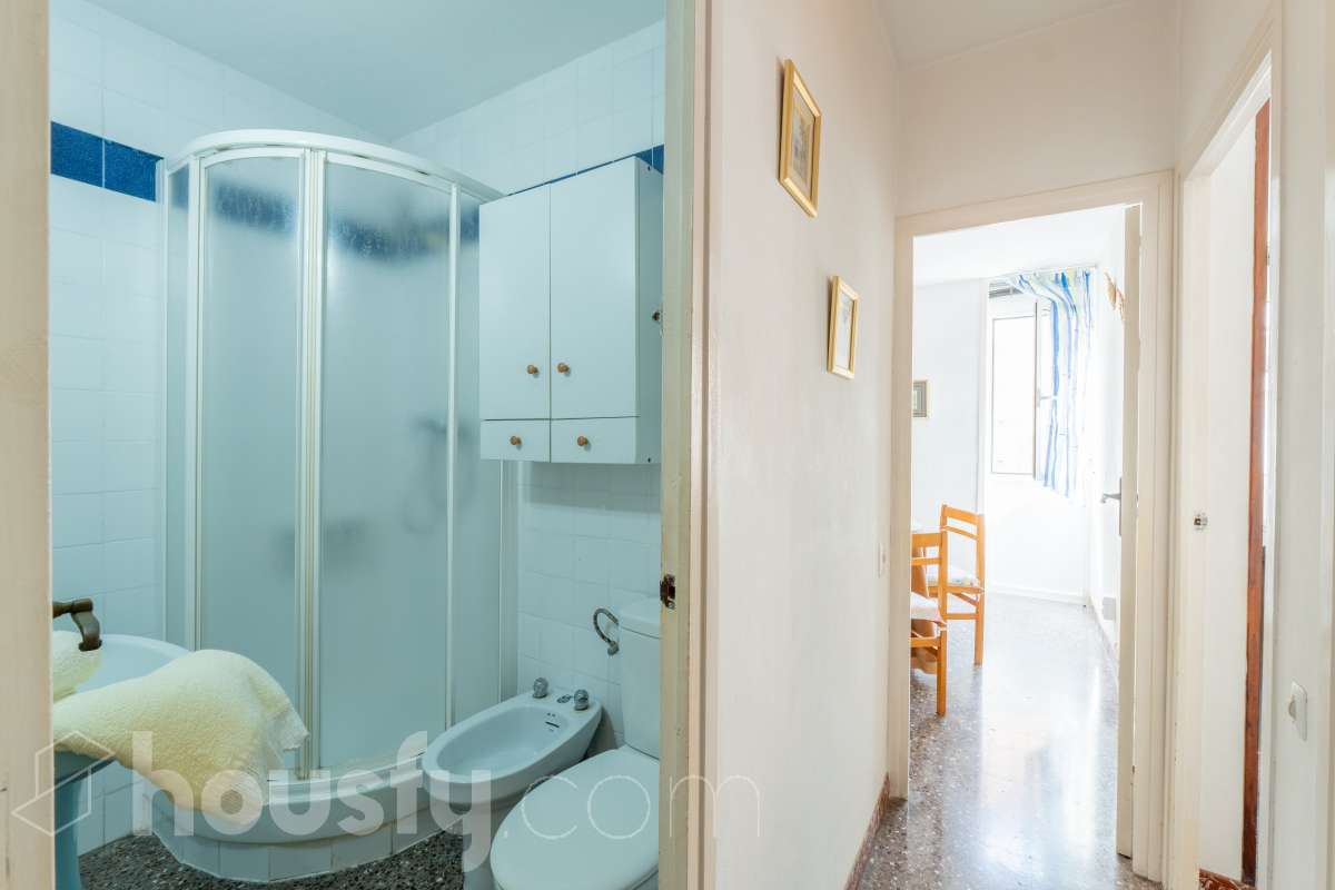Housfy vende piso con gran potencial de reforma junto a la Rambla Principal de Vilanova Oportunidad en una ubicación privilegiada de Vilanova i la Geltrú. Piso situado a pocos pasos de la Rambla Principal, en una primera planta con ascensor, una ubicación excelente para quienes buscan vivir en pleno centro, con todos los servicios, comercios y comodidades al alcance. La vivienda dispone actualmente de 3 habitaciones, 1 baño, cocina independiente y lavadero, ofreciendo una distribución que permite plantear una reforma integral y adaptarla completamente a las necesidades y gustos del nuevo propietario. Uno de los principales atractivos de esta propiedad es su posibilidad de redistribución. Se pueden eliminar tabiques y transformar el espacio para conseguir una vivienda mucho más abierta, moderna y luminosa. Una de las opciones de reforma permitiría disponer de 2 habitaciones y un espectacular salón-comedor de aproximadamente 40 m² con cocina abierta, creando una amplia zona de día ideal para disfrutar y recibir invitados. La vivienda ofrece así la posibilidad de reformarla completamente a gusto, diseñando una distribución actual y funcional sin tener que adaptarse a una distribución antigua. Una propiedad ideal tanto para crear una vivienda a medida como para inversores que busquen una oportunidad de transformación en una de las zonas más céntricas de Vilanova i la Geltrú. Ven a visitarla y descubre todas las posibilidades que ofrece. Aviso legal El precio de venta no incluye gastos de la compraventa como notaría, registro, impuestos, ni tampoco honorarios agencia. Esta publicación no es vinculante. Consulta siempre la nota simple con Housfy antes de formalizar la compraventa. Sobre nosotros Housfy es la plataforma integral de servicios inmobiliarios. Nuestra combinación de expertos y tecnología pone al alcance de todo el mundo servicios cómodos, claros y seguros. AICAT número: 7922. Nos encargamos de la gestión y asesoramiento de la compra. ¡Olvídate de todo! Hacemos los trámites por ti. Y, si además necesitas financiación, ponemos a tu disposición un bróker hipotecario para ayudarte a conseguir las mejores condiciones para tu perfil económico. ¿Quieres visitarla? Contacta con Housfy y agenda tu visita sin compromiso. Más información en: housfy.com-21