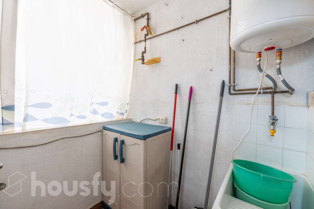Housfy vende piso con gran potencial de reforma junto a la Rambla Principal de Vilanova Oportunidad en una ubicación privilegiada de Vilanova i la Geltrú. Piso situado a pocos pasos de la Rambla Principal, en una primera planta con ascensor, una ubicación excelente para quienes buscan vivir en pleno centro, con todos los servicios, comercios y comodidades al alcance. La vivienda dispone actualmente de 3 habitaciones, 1 baño, cocina independiente y lavadero, ofreciendo una distribución que permite plantear una reforma integral y adaptarla completamente a las necesidades y gustos del nuevo propietario. Uno de los principales atractivos de esta propiedad es su posibilidad de redistribución. Se pueden eliminar tabiques y transformar el espacio para conseguir una vivienda mucho más abierta, moderna y luminosa. Una de las opciones de reforma permitiría disponer de 2 habitaciones y un espectacular salón-comedor de aproximadamente 40 m² con cocina abierta, creando una amplia zona de día ideal para disfrutar y recibir invitados. La vivienda ofrece así la posibilidad de reformarla completamente a gusto, diseñando una distribución actual y funcional sin tener que adaptarse a una distribución antigua. Una propiedad ideal tanto para crear una vivienda a medida como para inversores que busquen una oportunidad de transformación en una de las zonas más céntricas de Vilanova i la Geltrú. Ven a visitarla y descubre todas las posibilidades que ofrece. Aviso legal El precio de venta no incluye gastos de la compraventa como notaría, registro, impuestos, ni tampoco honorarios agencia. Esta publicación no es vinculante. Consulta siempre la nota simple con Housfy antes de formalizar la compraventa. Sobre nosotros Housfy es la plataforma integral de servicios inmobiliarios. Nuestra combinación de expertos y tecnología pone al alcance de todo el mundo servicios cómodos, claros y seguros. AICAT número: 7922. Nos encargamos de la gestión y asesoramiento de la compra. ¡Olvídate de todo! Hacemos los trámites por ti. Y, si además necesitas financiación, ponemos a tu disposición un bróker hipotecario para ayudarte a conseguir las mejores condiciones para tu perfil económico. ¿Quieres visitarla? Contacta con Housfy y agenda tu visita sin compromiso. Más información en: housfy.com-27
