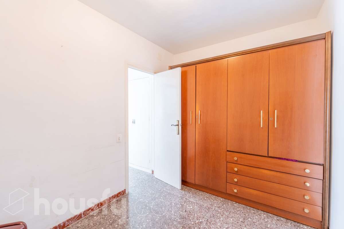 Housfy vende piso con gran potencial de reforma junto a la Rambla Principal de Vilanova Oportunidad en una ubicación privilegiada de Vilanova i la Geltrú. Piso situado a pocos pasos de la Rambla Principal, en una primera planta con ascensor, una ubicación excelente para quienes buscan vivir en pleno centro, con todos los servicios, comercios y comodidades al alcance. La vivienda dispone actualmente de 3 habitaciones, 1 baño, cocina independiente y lavadero, ofreciendo una distribución que permite plantear una reforma integral y adaptarla completamente a las necesidades y gustos del nuevo propietario. Uno de los principales atractivos de esta propiedad es su posibilidad de redistribución. Se pueden eliminar tabiques y transformar el espacio para conseguir una vivienda mucho más abierta, moderna y luminosa. Una de las opciones de reforma permitiría disponer de 2 habitaciones y un espectacular salón-comedor de aproximadamente 40 m² con cocina abierta, creando una amplia zona de día ideal para disfrutar y recibir invitados. La vivienda ofrece así la posibilidad de reformarla completamente a gusto, diseñando una distribución actual y funcional sin tener que adaptarse a una distribución antigua. Una propiedad ideal tanto para crear una vivienda a medida como para inversores que busquen una oportunidad de transformación en una de las zonas más céntricas de Vilanova i la Geltrú. Ven a visitarla y descubre todas las posibilidades que ofrece. Aviso legal El precio de venta no incluye gastos de la compraventa como notaría, registro, impuestos, ni tampoco honorarios agencia. Esta publicación no es vinculante. Consulta siempre la nota simple con Housfy antes de formalizar la compraventa. Sobre nosotros Housfy es la plataforma integral de servicios inmobiliarios. Nuestra combinación de expertos y tecnología pone al alcance de todo el mundo servicios cómodos, claros y seguros. AICAT número: 7922. Nos encargamos de la gestión y asesoramiento de la compra. ¡Olvídate de todo! Hacemos los trámites por ti. Y, si además necesitas financiación, ponemos a tu disposición un bróker hipotecario para ayudarte a conseguir las mejores condiciones para tu perfil económico. ¿Quieres visitarla? Contacta con Housfy y agenda tu visita sin compromiso. Más información en: housfy.com-19