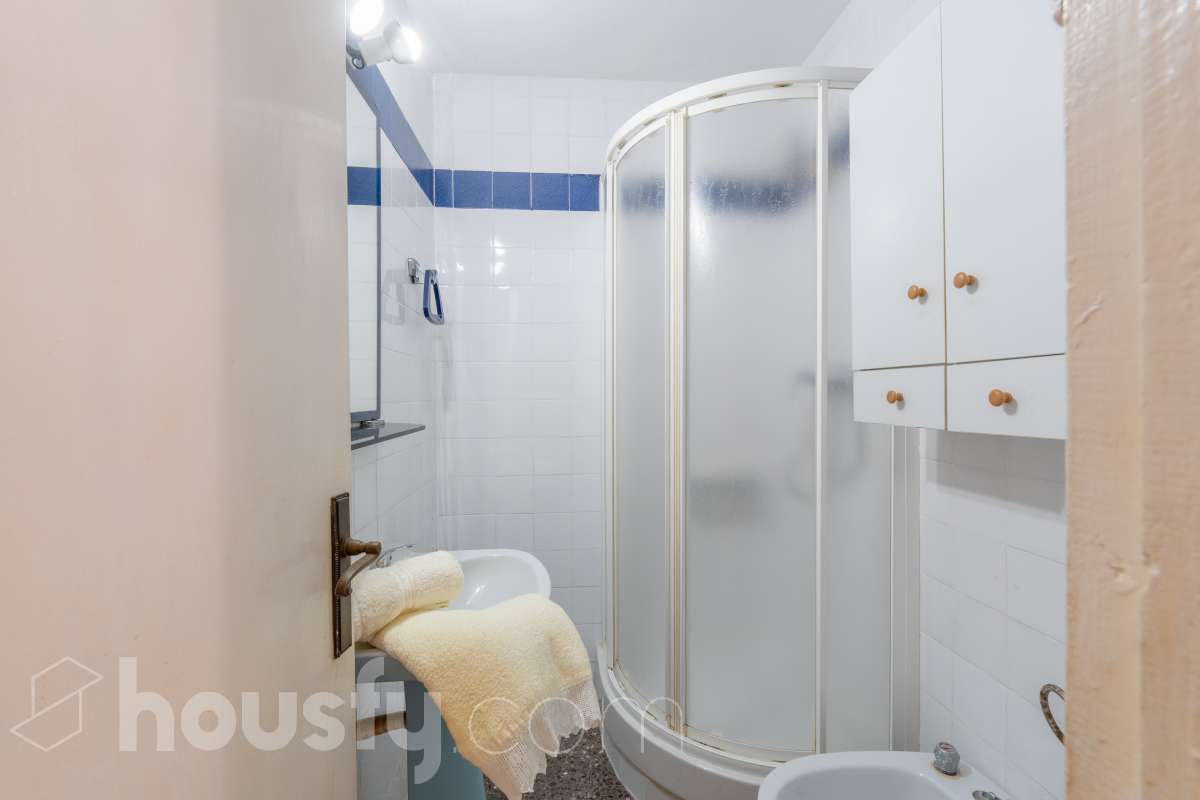 Housfy vende piso con gran potencial de reforma junto a la Rambla Principal de Vilanova Oportunidad en una ubicación privilegiada de Vilanova i la Geltrú. Piso situado a pocos pasos de la Rambla Principal, en una primera planta con ascensor, una ubicación excelente para quienes buscan vivir en pleno centro, con todos los servicios, comercios y comodidades al alcance. La vivienda dispone actualmente de 3 habitaciones, 1 baño, cocina independiente y lavadero, ofreciendo una distribución que permite plantear una reforma integral y adaptarla completamente a las necesidades y gustos del nuevo propietario. Uno de los principales atractivos de esta propiedad es su posibilidad de redistribución. Se pueden eliminar tabiques y transformar el espacio para conseguir una vivienda mucho más abierta, moderna y luminosa. Una de las opciones de reforma permitiría disponer de 2 habitaciones y un espectacular salón-comedor de aproximadamente 40 m² con cocina abierta, creando una amplia zona de día ideal para disfrutar y recibir invitados. La vivienda ofrece así la posibilidad de reformarla completamente a gusto, diseñando una distribución actual y funcional sin tener que adaptarse a una distribución antigua. Una propiedad ideal tanto para crear una vivienda a medida como para inversores que busquen una oportunidad de transformación en una de las zonas más céntricas de Vilanova i la Geltrú. Ven a visitarla y descubre todas las posibilidades que ofrece. Aviso legal El precio de venta no incluye gastos de la compraventa como notaría, registro, impuestos, ni tampoco honorarios agencia. Esta publicación no es vinculante. Consulta siempre la nota simple con Housfy antes de formalizar la compraventa. Sobre nosotros Housfy es la plataforma integral de servicios inmobiliarios. Nuestra combinación de expertos y tecnología pone al alcance de todo el mundo servicios cómodos, claros y seguros. AICAT número: 7922. Nos encargamos de la gestión y asesoramiento de la compra. ¡Olvídate de todo! Hacemos los trámites por ti. Y, si además necesitas financiación, ponemos a tu disposición un bróker hipotecario para ayudarte a conseguir las mejores condiciones para tu perfil económico. ¿Quieres visitarla? Contacta con Housfy y agenda tu visita sin compromiso. Más información en: housfy.com-23