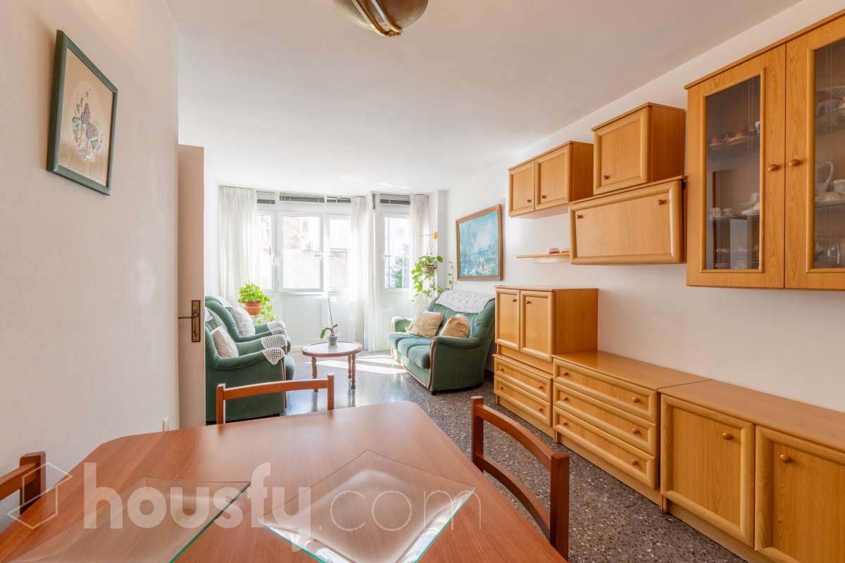 Housfy vende piso con gran potencial de reforma junto a la Rambla Principal de Vilanova Oportunidad en una ubicación privilegiada de Vilanova i la Geltrú. Piso situado a pocos pasos de la Rambla Principal, en una primera planta con ascensor, una ubicación excelente para quienes buscan vivir en pleno centro, con todos los servicios, comercios y comodidades al alcance. La vivienda dispone actualmente de 3 habitaciones, 1 baño, cocina independiente y lavadero, ofreciendo una distribución que permite plantear una reforma integral y adaptarla completamente a las necesidades y gustos del nuevo propietario. Uno de los principales atractivos de esta propiedad es su posibilidad de redistribución. Se pueden eliminar tabiques y transformar el espacio para conseguir una vivienda mucho más abierta, moderna y luminosa. Una de las opciones de reforma permitiría disponer de 2 habitaciones y un espectacular salón-comedor de aproximadamente 40 m² con cocina abierta, creando una amplia zona de día ideal para disfrutar y recibir invitados. La vivienda ofrece así la posibilidad de reformarla completamente a gusto, diseñando una distribución actual y funcional sin tener que adaptarse a una distribución antigua. Una propiedad ideal tanto para crear una vivienda a medida como para inversores que busquen una oportunidad de transformación en una de las zonas más céntricas de Vilanova i la Geltrú. Ven a visitarla y descubre todas las posibilidades que ofrece. Aviso legal El precio de venta no incluye gastos de la compraventa como notaría, registro, impuestos, ni tampoco honorarios agencia. Esta publicación no es vinculante. Consulta siempre la nota simple con Housfy antes de formalizar la compraventa. Sobre nosotros Housfy es la plataforma integral de servicios inmobiliarios. Nuestra combinación de expertos y tecnología pone al alcance de todo el mundo servicios cómodos, claros y seguros. AICAT número: 7922. Nos encargamos de la gestión y asesoramiento de la compra. ¡Olvídate de todo! Hacemos los trámites por ti. Y, si además necesitas financiación, ponemos a tu disposición un bróker hipotecario para ayudarte a conseguir las mejores condiciones para tu perfil económico. ¿Quieres visitarla? Contacta con Housfy y agenda tu visita sin compromiso. Más información en: housfy.com-2