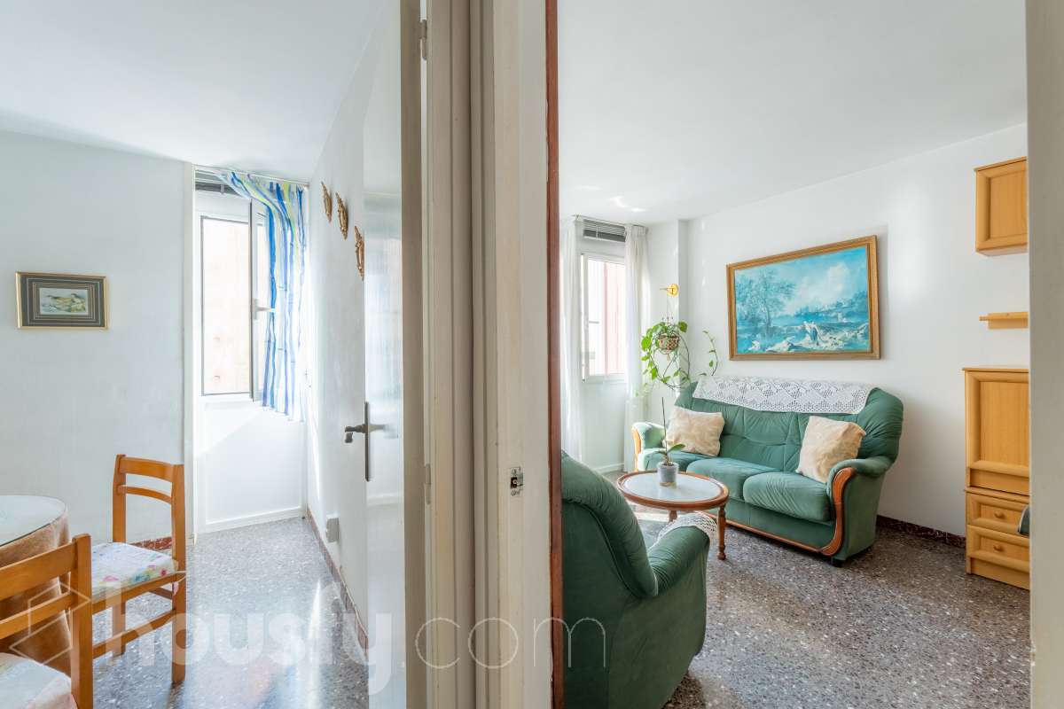 Housfy vende piso con gran potencial de reforma junto a la Rambla Principal de Vilanova Oportunidad en una ubicación privilegiada de Vilanova i la Geltrú. Piso situado a pocos pasos de la Rambla Principal, en una primera planta con ascensor, una ubicación excelente para quienes buscan vivir en pleno centro, con todos los servicios, comercios y comodidades al alcance. La vivienda dispone actualmente de 3 habitaciones, 1 baño, cocina independiente y lavadero, ofreciendo una distribución que permite plantear una reforma integral y adaptarla completamente a las necesidades y gustos del nuevo propietario. Uno de los principales atractivos de esta propiedad es su posibilidad de redistribución. Se pueden eliminar tabiques y transformar el espacio para conseguir una vivienda mucho más abierta, moderna y luminosa. Una de las opciones de reforma permitiría disponer de 2 habitaciones y un espectacular salón-comedor de aproximadamente 40 m² con cocina abierta, creando una amplia zona de día ideal para disfrutar y recibir invitados. La vivienda ofrece así la posibilidad de reformarla completamente a gusto, diseñando una distribución actual y funcional sin tener que adaptarse a una distribución antigua. Una propiedad ideal tanto para crear una vivienda a medida como para inversores que busquen una oportunidad de transformación en una de las zonas más céntricas de Vilanova i la Geltrú. Ven a visitarla y descubre todas las posibilidades que ofrece. Aviso legal El precio de venta no incluye gastos de la compraventa como notaría, registro, impuestos, ni tampoco honorarios agencia. Esta publicación no es vinculante. Consulta siempre la nota simple con Housfy antes de formalizar la compraventa. Sobre nosotros Housfy es la plataforma integral de servicios inmobiliarios. Nuestra combinación de expertos y tecnología pone al alcance de todo el mundo servicios cómodos, claros y seguros. AICAT número: 7922. Nos encargamos de la gestión y asesoramiento de la compra. ¡Olvídate de todo! Hacemos los trámites por ti. Y, si además necesitas financiación, ponemos a tu disposición un bróker hipotecario para ayudarte a conseguir las mejores condiciones para tu perfil económico. ¿Quieres visitarla? Contacta con Housfy y agenda tu visita sin compromiso. Más información en: housfy.com-10