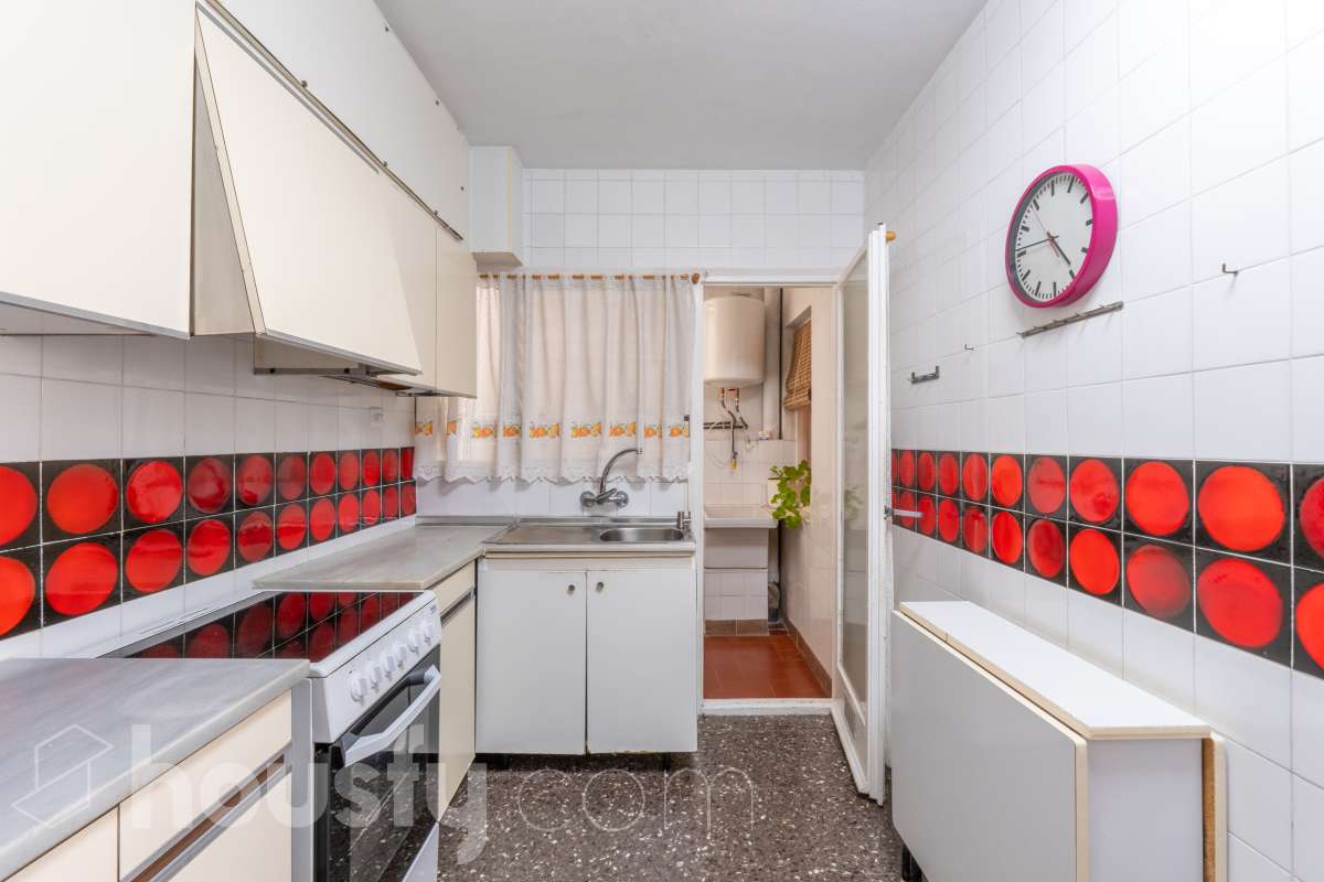 Housfy vende piso con gran potencial de reforma junto a la Rambla Principal de Vilanova Oportunidad en una ubicación privilegiada de Vilanova i la Geltrú. Piso situado a pocos pasos de la Rambla Principal, en una primera planta con ascensor, una ubicación excelente para quienes buscan vivir en pleno centro, con todos los servicios, comercios y comodidades al alcance. La vivienda dispone actualmente de 3 habitaciones, 1 baño, cocina independiente y lavadero, ofreciendo una distribución que permite plantear una reforma integral y adaptarla completamente a las necesidades y gustos del nuevo propietario. Uno de los principales atractivos de esta propiedad es su posibilidad de redistribución. Se pueden eliminar tabiques y transformar el espacio para conseguir una vivienda mucho más abierta, moderna y luminosa. Una de las opciones de reforma permitiría disponer de 2 habitaciones y un espectacular salón-comedor de aproximadamente 40 m² con cocina abierta, creando una amplia zona de día ideal para disfrutar y recibir invitados. La vivienda ofrece así la posibilidad de reformarla completamente a gusto, diseñando una distribución actual y funcional sin tener que adaptarse a una distribución antigua. Una propiedad ideal tanto para crear una vivienda a medida como para inversores que busquen una oportunidad de transformación en una de las zonas más céntricas de Vilanova i la Geltrú. Ven a visitarla y descubre todas las posibilidades que ofrece. Aviso legal El precio de venta no incluye gastos de la compraventa como notaría, registro, impuestos, ni tampoco honorarios agencia. Esta publicación no es vinculante. Consulta siempre la nota simple con Housfy antes de formalizar la compraventa. Sobre nosotros Housfy es la plataforma integral de servicios inmobiliarios. Nuestra combinación de expertos y tecnología pone al alcance de todo el mundo servicios cómodos, claros y seguros. AICAT número: 7922. Nos encargamos de la gestión y asesoramiento de la compra. ¡Olvídate de todo! Hacemos los trámites por ti. Y, si además necesitas financiación, ponemos a tu disposición un bróker hipotecario para ayudarte a conseguir las mejores condiciones para tu perfil económico. ¿Quieres visitarla? Contacta con Housfy y agenda tu visita sin compromiso. Más información en: housfy.com-14