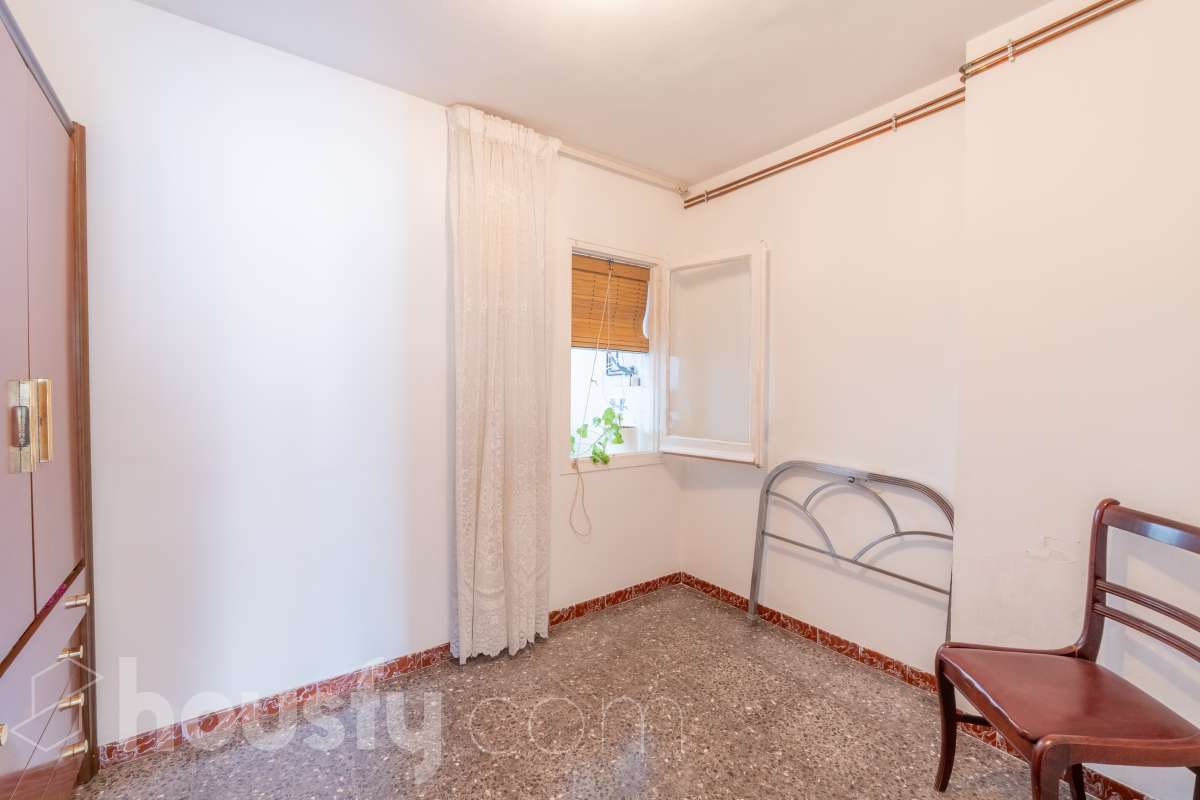 Housfy vende piso con gran potencial de reforma junto a la Rambla Principal de Vilanova Oportunidad en una ubicación privilegiada de Vilanova i la Geltrú. Piso situado a pocos pasos de la Rambla Principal, en una primera planta con ascensor, una ubicación excelente para quienes buscan vivir en pleno centro, con todos los servicios, comercios y comodidades al alcance. La vivienda dispone actualmente de 3 habitaciones, 1 baño, cocina independiente y lavadero, ofreciendo una distribución que permite plantear una reforma integral y adaptarla completamente a las necesidades y gustos del nuevo propietario. Uno de los principales atractivos de esta propiedad es su posibilidad de redistribución. Se pueden eliminar tabiques y transformar el espacio para conseguir una vivienda mucho más abierta, moderna y luminosa. Una de las opciones de reforma permitiría disponer de 2 habitaciones y un espectacular salón-comedor de aproximadamente 40 m² con cocina abierta, creando una amplia zona de día ideal para disfrutar y recibir invitados. La vivienda ofrece así la posibilidad de reformarla completamente a gusto, diseñando una distribución actual y funcional sin tener que adaptarse a una distribución antigua. Una propiedad ideal tanto para crear una vivienda a medida como para inversores que busquen una oportunidad de transformación en una de las zonas más céntricas de Vilanova i la Geltrú. Ven a visitarla y descubre todas las posibilidades que ofrece. Aviso legal El precio de venta no incluye gastos de la compraventa como notaría, registro, impuestos, ni tampoco honorarios agencia. Esta publicación no es vinculante. Consulta siempre la nota simple con Housfy antes de formalizar la compraventa. Sobre nosotros Housfy es la plataforma integral de servicios inmobiliarios. Nuestra combinación de expertos y tecnología pone al alcance de todo el mundo servicios cómodos, claros y seguros. AICAT número: 7922. Nos encargamos de la gestión y asesoramiento de la compra. ¡Olvídate de todo! Hacemos los trámites por ti. Y, si además necesitas financiación, ponemos a tu disposición un bróker hipotecario para ayudarte a conseguir las mejores condiciones para tu perfil económico. ¿Quieres visitarla? Contacta con Housfy y agenda tu visita sin compromiso. Más información en: housfy.com-20