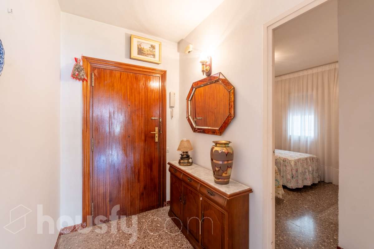 Housfy vende piso con gran potencial de reforma junto a la Rambla Principal de Vilanova Oportunidad en una ubicación privilegiada de Vilanova i la Geltrú. Piso situado a pocos pasos de la Rambla Principal, en una primera planta con ascensor, una ubicación excelente para quienes buscan vivir en pleno centro, con todos los servicios, comercios y comodidades al alcance. La vivienda dispone actualmente de 3 habitaciones, 1 baño, cocina independiente y lavadero, ofreciendo una distribución que permite plantear una reforma integral y adaptarla completamente a las necesidades y gustos del nuevo propietario. Uno de los principales atractivos de esta propiedad es su posibilidad de redistribución. Se pueden eliminar tabiques y transformar el espacio para conseguir una vivienda mucho más abierta, moderna y luminosa. Una de las opciones de reforma permitiría disponer de 2 habitaciones y un espectacular salón-comedor de aproximadamente 40 m² con cocina abierta, creando una amplia zona de día ideal para disfrutar y recibir invitados. La vivienda ofrece así la posibilidad de reformarla completamente a gusto, diseñando una distribución actual y funcional sin tener que adaptarse a una distribución antigua. Una propiedad ideal tanto para crear una vivienda a medida como para inversores que busquen una oportunidad de transformación en una de las zonas más céntricas de Vilanova i la Geltrú. Ven a visitarla y descubre todas las posibilidades que ofrece. Aviso legal El precio de venta no incluye gastos de la compraventa como notaría, registro, impuestos, ni tampoco honorarios agencia. Esta publicación no es vinculante. Consulta siempre la nota simple con Housfy antes de formalizar la compraventa. Sobre nosotros Housfy es la plataforma integral de servicios inmobiliarios. Nuestra combinación de expertos y tecnología pone al alcance de todo el mundo servicios cómodos, claros y seguros. AICAT número: 7922. Nos encargamos de la gestión y asesoramiento de la compra. ¡Olvídate de todo! Hacemos los trámites por ti. Y, si además necesitas financiación, ponemos a tu disposición un bróker hipotecario para ayudarte a conseguir las mejores condiciones para tu perfil económico. ¿Quieres visitarla? Contacta con Housfy y agenda tu visita sin compromiso. Más información en: housfy.com-17