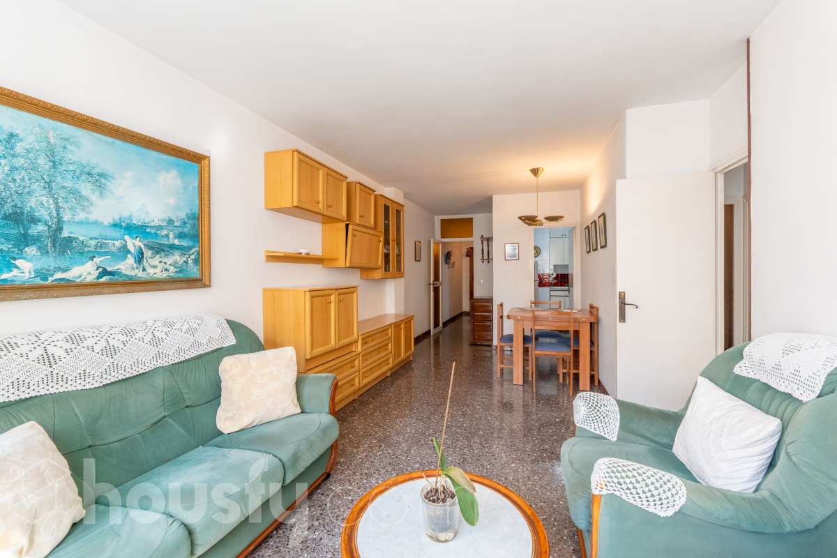 Housfy vende piso con gran potencial de reforma junto a la Rambla Principal de Vilanova Oportunidad en una ubicación privilegiada de Vilanova i la Geltrú. Piso situado a pocos pasos de la Rambla Principal, en una primera planta con ascensor, una ubicación excelente para quienes buscan vivir en pleno centro, con todos los servicios, comercios y comodidades al alcance. La vivienda dispone actualmente de 3 habitaciones, 1 baño, cocina independiente y lavadero, ofreciendo una distribución que permite plantear una reforma integral y adaptarla completamente a las necesidades y gustos del nuevo propietario. Uno de los principales atractivos de esta propiedad es su posibilidad de redistribución. Se pueden eliminar tabiques y transformar el espacio para conseguir una vivienda mucho más abierta, moderna y luminosa. Una de las opciones de reforma permitiría disponer de 2 habitaciones y un espectacular salón-comedor de aproximadamente 40 m² con cocina abierta, creando una amplia zona de día ideal para disfrutar y recibir invitados. La vivienda ofrece así la posibilidad de reformarla completamente a gusto, diseñando una distribución actual y funcional sin tener que adaptarse a una distribución antigua. Una propiedad ideal tanto para crear una vivienda a medida como para inversores que busquen una oportunidad de transformación en una de las zonas más céntricas de Vilanova i la Geltrú. Ven a visitarla y descubre todas las posibilidades que ofrece. Aviso legal El precio de venta no incluye gastos de la compraventa como notaría, registro, impuestos, ni tampoco honorarios agencia. Esta publicación no es vinculante. Consulta siempre la nota simple con Housfy antes de formalizar la compraventa. Sobre nosotros Housfy es la plataforma integral de servicios inmobiliarios. Nuestra combinación de expertos y tecnología pone al alcance de todo el mundo servicios cómodos, claros y seguros. AICAT número: 7922. Nos encargamos de la gestión y asesoramiento de la compra. ¡Olvídate de todo! Hacemos los trámites por ti. Y, si además necesitas financiación, ponemos a tu disposición un bróker hipotecario para ayudarte a conseguir las mejores condiciones para tu perfil económico. ¿Quieres visitarla? Contacta con Housfy y agenda tu visita sin compromiso. Más información en: housfy.com-7