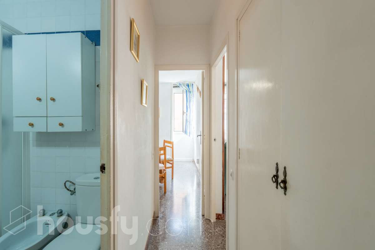 Housfy vende piso con gran potencial de reforma junto a la Rambla Principal de Vilanova Oportunidad en una ubicación privilegiada de Vilanova i la Geltrú. Piso situado a pocos pasos de la Rambla Principal, en una primera planta con ascensor, una ubicación excelente para quienes buscan vivir en pleno centro, con todos los servicios, comercios y comodidades al alcance. La vivienda dispone actualmente de 3 habitaciones, 1 baño, cocina independiente y lavadero, ofreciendo una distribución que permite plantear una reforma integral y adaptarla completamente a las necesidades y gustos del nuevo propietario. Uno de los principales atractivos de esta propiedad es su posibilidad de redistribución. Se pueden eliminar tabiques y transformar el espacio para conseguir una vivienda mucho más abierta, moderna y luminosa. Una de las opciones de reforma permitiría disponer de 2 habitaciones y un espectacular salón-comedor de aproximadamente 40 m² con cocina abierta, creando una amplia zona de día ideal para disfrutar y recibir invitados. La vivienda ofrece así la posibilidad de reformarla completamente a gusto, diseñando una distribución actual y funcional sin tener que adaptarse a una distribución antigua. Una propiedad ideal tanto para crear una vivienda a medida como para inversores que busquen una oportunidad de transformación en una de las zonas más céntricas de Vilanova i la Geltrú. Ven a visitarla y descubre todas las posibilidades que ofrece. Aviso legal El precio de venta no incluye gastos de la compraventa como notaría, registro, impuestos, ni tampoco honorarios agencia. Esta publicación no es vinculante. Consulta siempre la nota simple con Housfy antes de formalizar la compraventa. Sobre nosotros Housfy es la plataforma integral de servicios inmobiliarios. Nuestra combinación de expertos y tecnología pone al alcance de todo el mundo servicios cómodos, claros y seguros. AICAT número: 7922. Nos encargamos de la gestión y asesoramiento de la compra. ¡Olvídate de todo! Hacemos los trámites por ti. Y, si además necesitas financiación, ponemos a tu disposición un bróker hipotecario para ayudarte a conseguir las mejores condiciones para tu perfil económico. ¿Quieres visitarla? Contacta con Housfy y agenda tu visita sin compromiso. Más información en: housfy.com-24