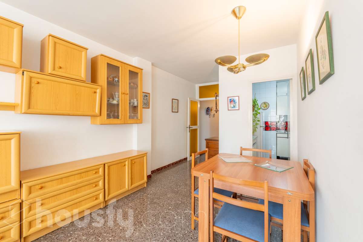 Housfy vende piso con gran potencial de reforma junto a la Rambla Principal de Vilanova Oportunidad en una ubicación privilegiada de Vilanova i la Geltrú. Piso situado a pocos pasos de la Rambla Principal, en una primera planta con ascensor, una ubicación excelente para quienes buscan vivir en pleno centro, con todos los servicios, comercios y comodidades al alcance. La vivienda dispone actualmente de 3 habitaciones, 1 baño, cocina independiente y lavadero, ofreciendo una distribución que permite plantear una reforma integral y adaptarla completamente a las necesidades y gustos del nuevo propietario. Uno de los principales atractivos de esta propiedad es su posibilidad de redistribución. Se pueden eliminar tabiques y transformar el espacio para conseguir una vivienda mucho más abierta, moderna y luminosa. Una de las opciones de reforma permitiría disponer de 2 habitaciones y un espectacular salón-comedor de aproximadamente 40 m² con cocina abierta, creando una amplia zona de día ideal para disfrutar y recibir invitados. La vivienda ofrece así la posibilidad de reformarla completamente a gusto, diseñando una distribución actual y funcional sin tener que adaptarse a una distribución antigua. Una propiedad ideal tanto para crear una vivienda a medida como para inversores que busquen una oportunidad de transformación en una de las zonas más céntricas de Vilanova i la Geltrú. Ven a visitarla y descubre todas las posibilidades que ofrece. Aviso legal El precio de venta no incluye gastos de la compraventa como notaría, registro, impuestos, ni tampoco honorarios agencia. Esta publicación no es vinculante. Consulta siempre la nota simple con Housfy antes de formalizar la compraventa. Sobre nosotros Housfy es la plataforma integral de servicios inmobiliarios. Nuestra combinación de expertos y tecnología pone al alcance de todo el mundo servicios cómodos, claros y seguros. AICAT número: 7922. Nos encargamos de la gestión y asesoramiento de la compra. ¡Olvídate de todo! Hacemos los trámites por ti. Y, si además necesitas financiación, ponemos a tu disposición un bróker hipotecario para ayudarte a conseguir las mejores condiciones para tu perfil económico. ¿Quieres visitarla? Contacta con Housfy y agenda tu visita sin compromiso. Más información en: housfy.com-8