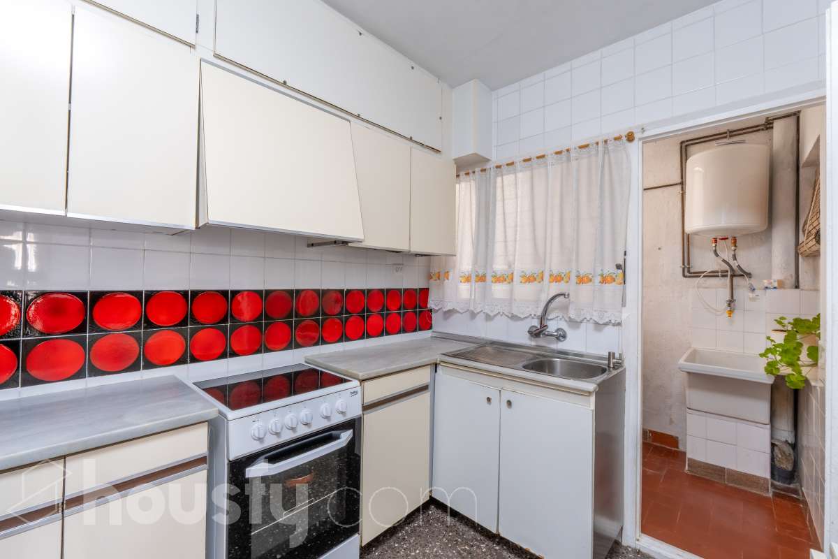 Housfy vende piso con gran potencial de reforma junto a la Rambla Principal de Vilanova Oportunidad en una ubicación privilegiada de Vilanova i la Geltrú. Piso situado a pocos pasos de la Rambla Principal, en una primera planta con ascensor, una ubicación excelente para quienes buscan vivir en pleno centro, con todos los servicios, comercios y comodidades al alcance. La vivienda dispone actualmente de 3 habitaciones, 1 baño, cocina independiente y lavadero, ofreciendo una distribución que permite plantear una reforma integral y adaptarla completamente a las necesidades y gustos del nuevo propietario. Uno de los principales atractivos de esta propiedad es su posibilidad de redistribución. Se pueden eliminar tabiques y transformar el espacio para conseguir una vivienda mucho más abierta, moderna y luminosa. Una de las opciones de reforma permitiría disponer de 2 habitaciones y un espectacular salón-comedor de aproximadamente 40 m² con cocina abierta, creando una amplia zona de día ideal para disfrutar y recibir invitados. La vivienda ofrece así la posibilidad de reformarla completamente a gusto, diseñando una distribución actual y funcional sin tener que adaptarse a una distribución antigua. Una propiedad ideal tanto para crear una vivienda a medida como para inversores que busquen una oportunidad de transformación en una de las zonas más céntricas de Vilanova i la Geltrú. Ven a visitarla y descubre todas las posibilidades que ofrece. Aviso legal El precio de venta no incluye gastos de la compraventa como notaría, registro, impuestos, ni tampoco honorarios agencia. Esta publicación no es vinculante. Consulta siempre la nota simple con Housfy antes de formalizar la compraventa. Sobre nosotros Housfy es la plataforma integral de servicios inmobiliarios. Nuestra combinación de expertos y tecnología pone al alcance de todo el mundo servicios cómodos, claros y seguros. AICAT número: 7922. Nos encargamos de la gestión y asesoramiento de la compra. ¡Olvídate de todo! Hacemos los trámites por ti. Y, si además necesitas financiación, ponemos a tu disposición un bróker hipotecario para ayudarte a conseguir las mejores condiciones para tu perfil económico. ¿Quieres visitarla? Contacta con Housfy y agenda tu visita sin compromiso. Más información en: housfy.com-13