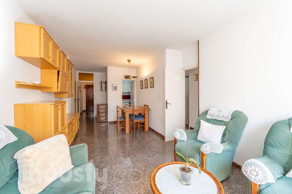 Housfy vende piso con gran potencial de reforma junto a la Rambla Principal de Vilanova Oportunidad en una ubicación privilegiada de Vilanova i la Geltrú. Piso situado a pocos pasos de la Rambla Principal, en una primera planta con ascensor, una ubicación excelente para quienes buscan vivir en pleno centro, con todos los servicios, comercios y comodidades al alcance. La vivienda dispone actualmente de 3 habitaciones, 1 baño, cocina independiente y lavadero, ofreciendo una distribución que permite plantear una reforma integral y adaptarla completamente a las necesidades y gustos del nuevo propietario. Uno de los principales atractivos de esta propiedad es su posibilidad de redistribución. Se pueden eliminar tabiques y transformar el espacio para conseguir una vivienda mucho más abierta, moderna y luminosa. Una de las opciones de reforma permitiría disponer de 2 habitaciones y un espectacular salón-comedor de aproximadamente 40 m² con cocina abierta, creando una amplia zona de día ideal para disfrutar y recibir invitados. La vivienda ofrece así la posibilidad de reformarla completamente a gusto, diseñando una distribución actual y funcional sin tener que adaptarse a una distribución antigua. Una propiedad ideal tanto para crear una vivienda a medida como para inversores que busquen una oportunidad de transformación en una de las zonas más céntricas de Vilanova i la Geltrú. Ven a visitarla y descubre todas las posibilidades que ofrece. Aviso legal El precio de venta no incluye gastos de la compraventa como notaría, registro, impuestos, ni tampoco honorarios agencia. Esta publicación no es vinculante. Consulta siempre la nota simple con Housfy antes de formalizar la compraventa. Sobre nosotros Housfy es la plataforma integral de servicios inmobiliarios. Nuestra combinación de expertos y tecnología pone al alcance de todo el mundo servicios cómodos, claros y seguros. AICAT número: 7922. Nos encargamos de la gestión y asesoramiento de la compra. ¡Olvídate de todo! Hacemos los trámites por ti. Y, si además necesitas financiación, ponemos a tu disposición un bróker hipotecario para ayudarte a conseguir las mejores condiciones para tu perfil económico. ¿Quieres visitarla? Contacta con Housfy y agenda tu visita sin compromiso. Más información en: housfy.com-3